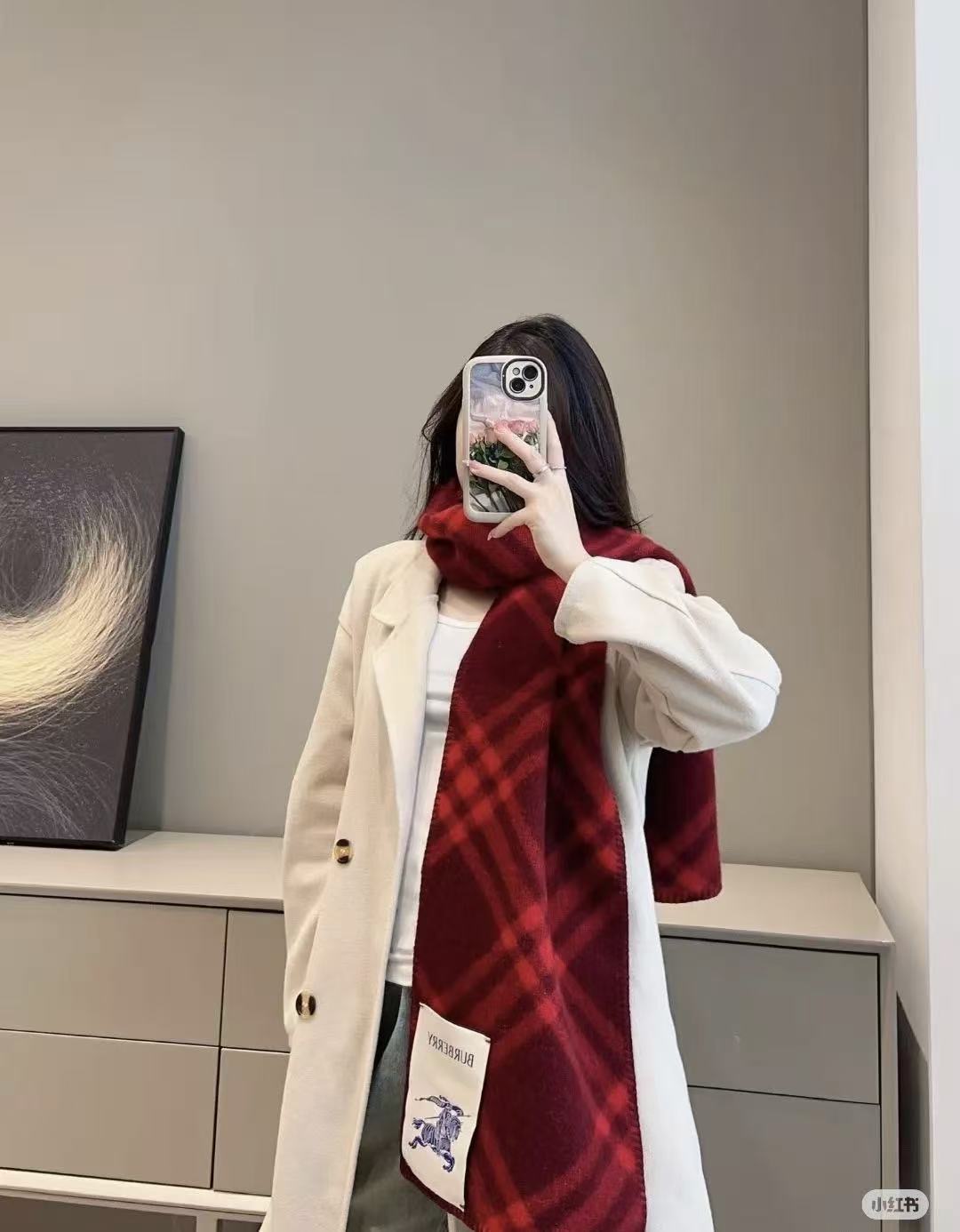 NO:341540,(2025 latest version of edge reduction) Latest color matching [Slant Long Scarf] The craftsmanship and material are completely different from the counter. They are rough and durable, thick and warm, full of three-dimensionality, 100% pairs of versions must be missing in winter, with an atmosphere and aura!  Paired with couples' style, the brushing process gives it a soft touch, super fine twisted thread, and a wireless stripe. Manually locked edges, graceful and firm ~ curved, non-mechanical, knocking high saturation, it is very good to wear. Material wool, Size182x30cm high-version scarf, high-version scarf19860909（2025最新版本缩边） 最新配色【斜格长巾】 工艺与材质完全与专柜无区别,粗犷耐用,厚实保暖 立体感十足,百分之百对版冬季里绝对不能少的一件单品,氛围感穿搭 自带气场！搭配情侣款绝绝子呀拉绒工艺赋予其柔软触感,超细捻线 无线条感.手工人工锁边包边、优美紧实～有弧度 非机械式 敲高饱和度,随搭都很出片 材质羊毛,Size182x30cm高版本围巾,高版本围巾,scarf