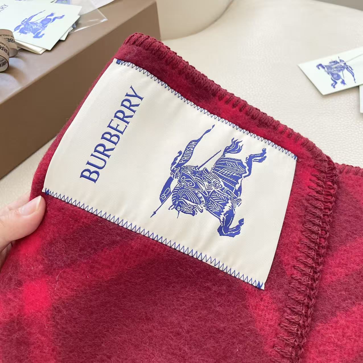 （2025最新版本缩边）
𝐁𝐔𝐑𝐁𝐄𝐑𝐑✓最新配色。 【斜格长巾】
工艺与材质完全与专柜无区别，粗犷耐用