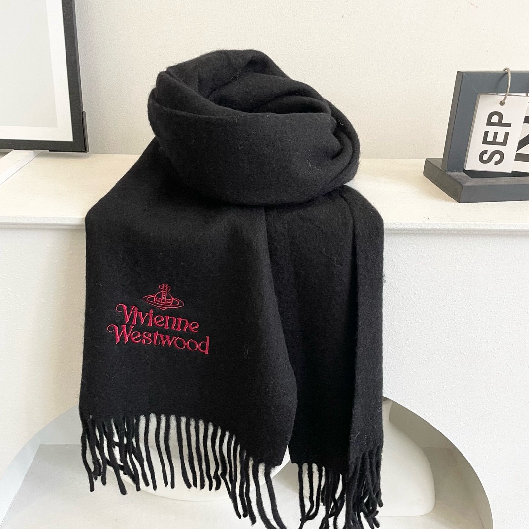 Vivienne Westwood 英国朋克教母“西太后Vivienne Westwood”最爱的土星 从精神上