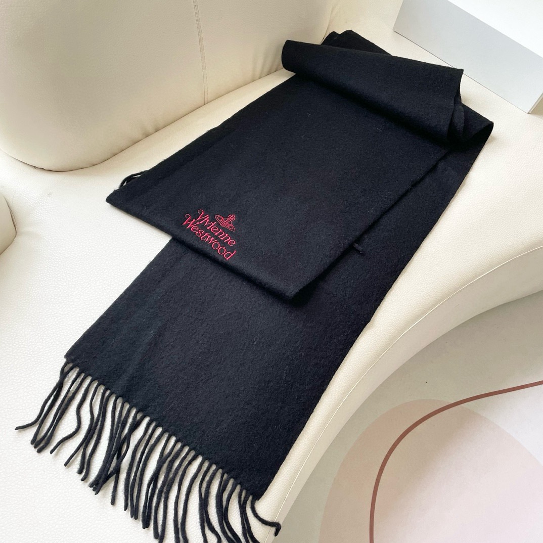 Vivienne Westwood 英国朋克教母“西太后Vivienne Westwood”最爱的土星 从精神上