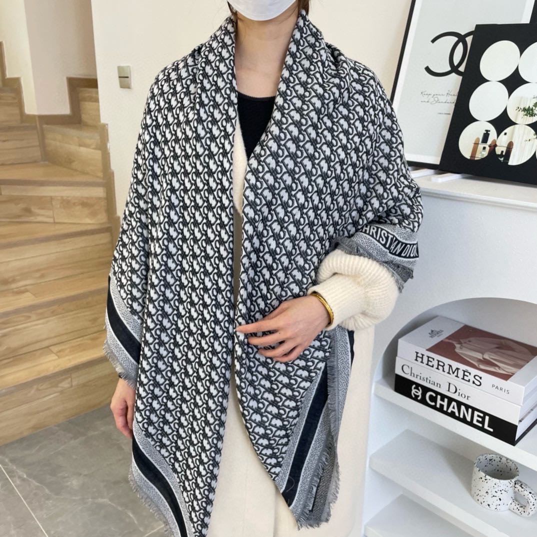 Dior 方巾Dior披肩 字母 搭配丝毛混纺的华美质感，与成衣和配饰系列单品搭配相宜