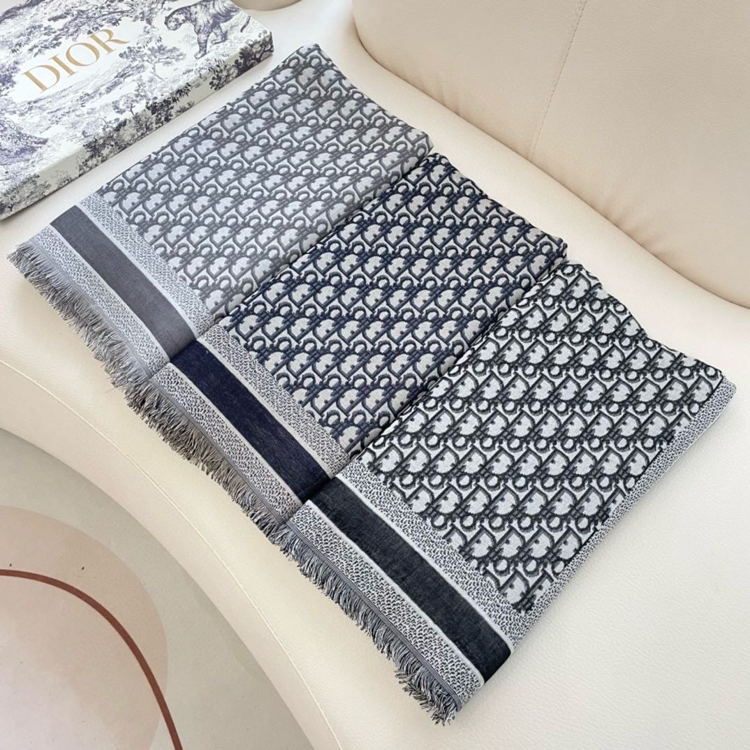 Dior 方巾Dior披肩 字母 搭配丝毛混纺的华美质感，与成衣和配饰系列单品搭配相宜