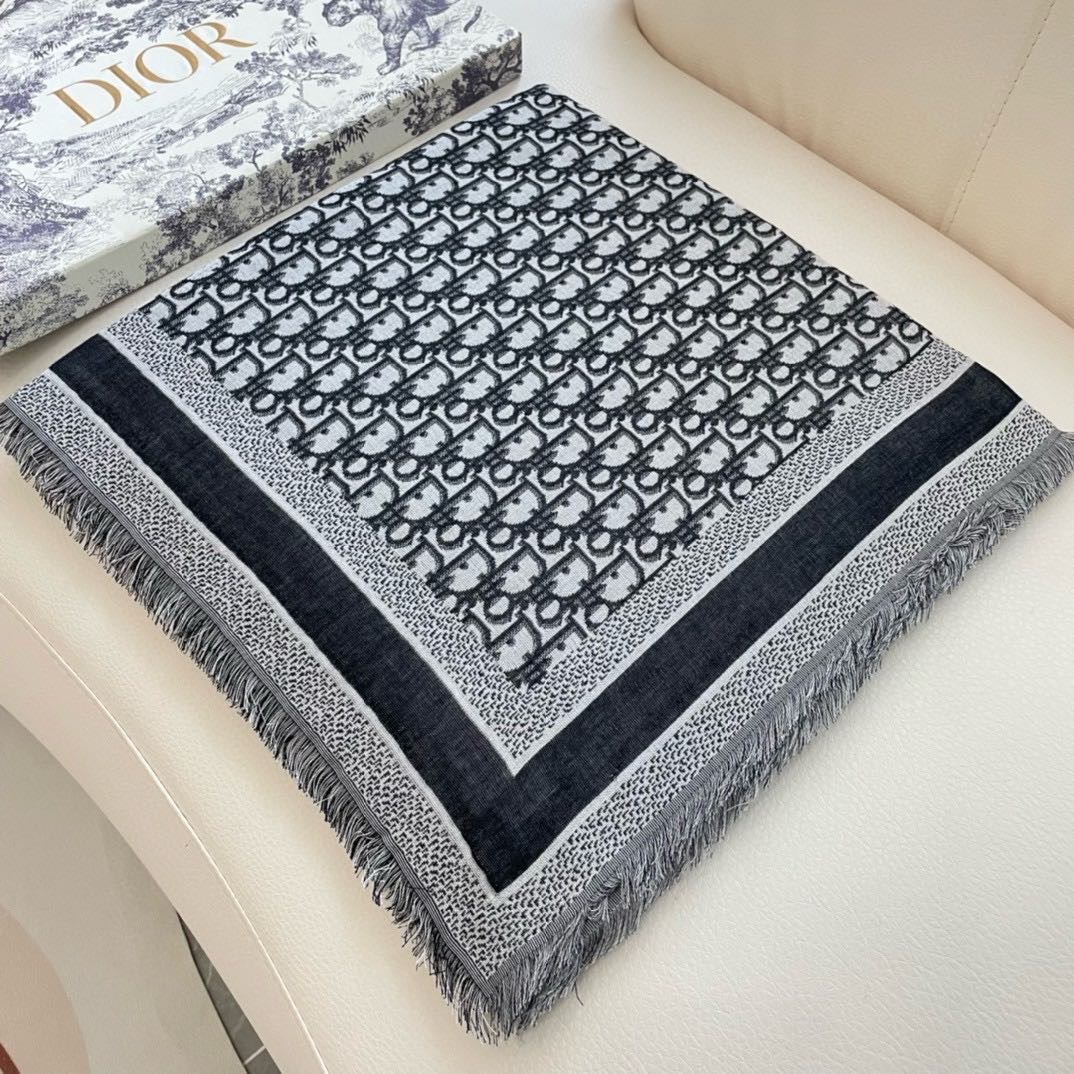 Dior 方巾Dior披肩 字母 搭配丝毛混纺的华美质感，与成衣和配饰系列单品搭配相宜