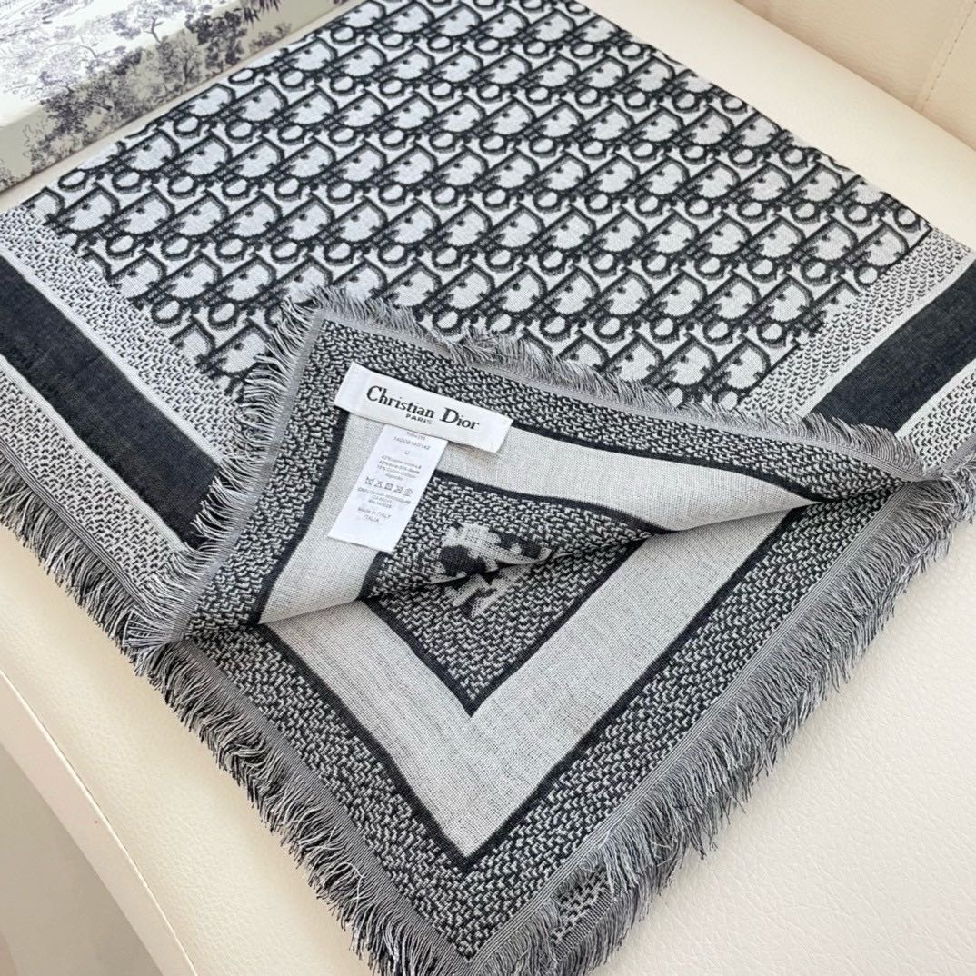 Dior 方巾Dior披肩 字母 搭配丝毛混纺的华美质感，与成衣和配饰系列单品搭配相宜