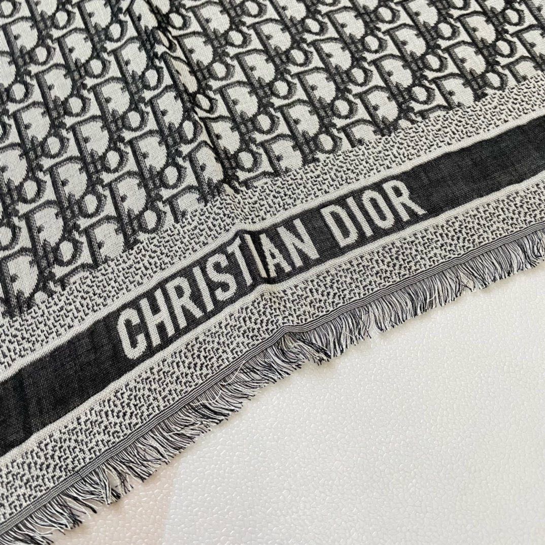 Dior 方巾Dior披肩 字母 搭配丝毛混纺的华美质感，与成衣和配饰系列单品搭配相宜