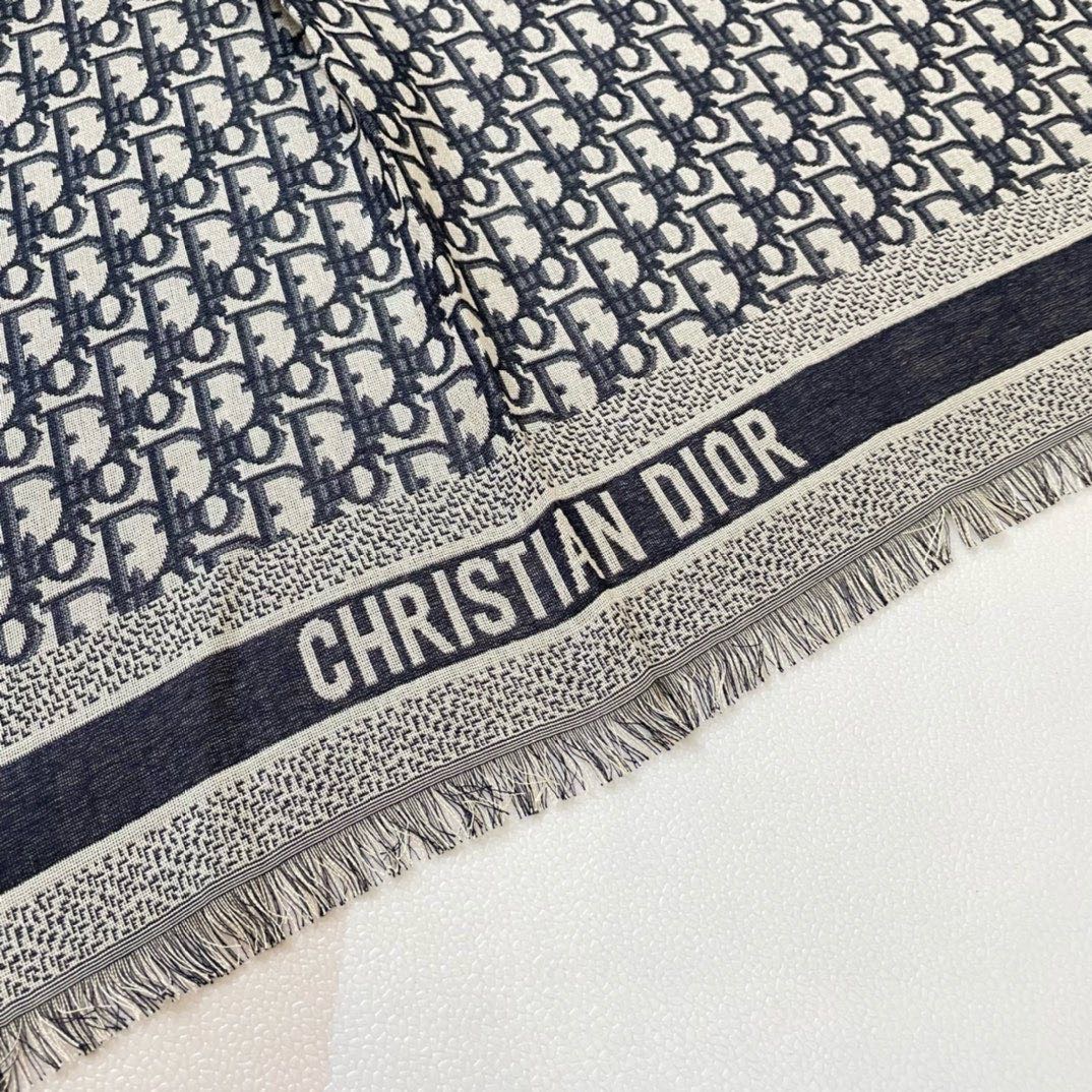 Dior 方巾Dior披肩 字母 搭配丝毛混纺的华美质感，与成衣和配饰系列单品搭配相宜