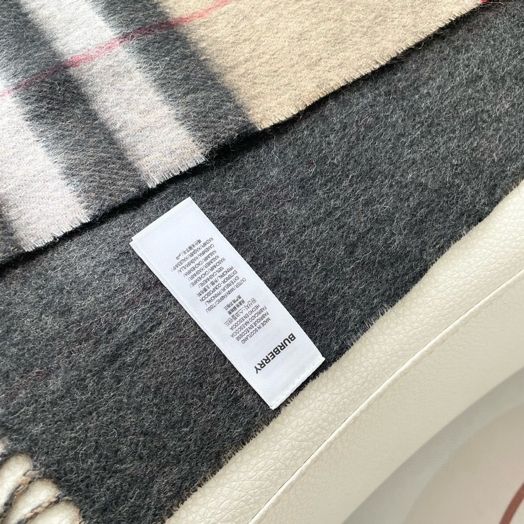 巴宝利 最新款围巾，男女士的福利 超温柔洋气的双面设计！！】感觉这个比以往的设计都更显年轻更显温柔更气质