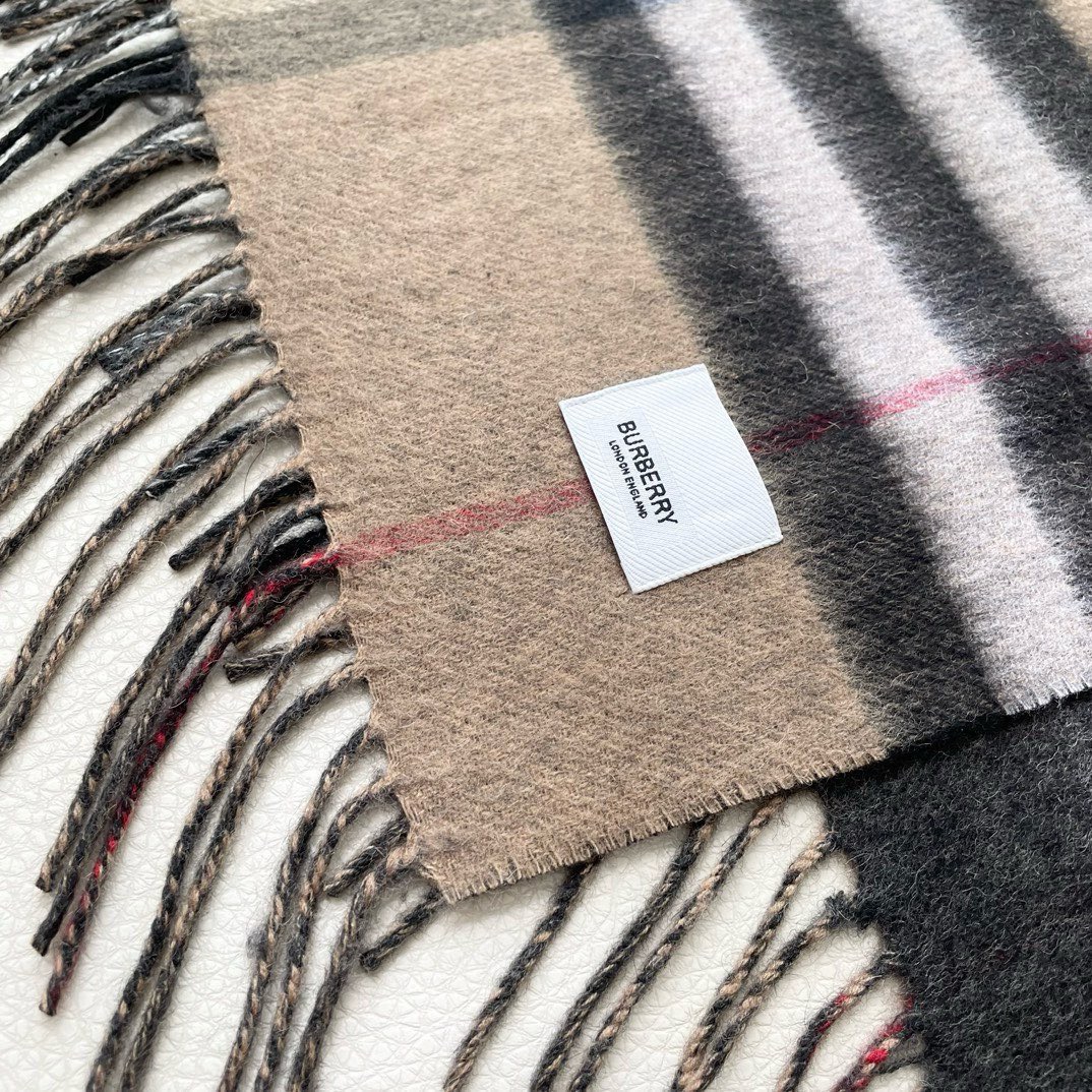 巴宝利 最新款围巾，男女士的福利 超温柔洋气的双面设计！！】感觉这个比以往的设计都更显年轻更显温柔更气质