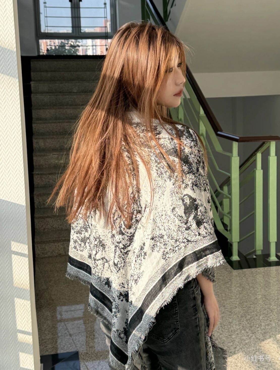 方巾】Dior披肩❤️经典字母👍搭配丝毛混纺的华美质感，与成衣和配饰系列单品搭配相宜。尺寸：140 x 