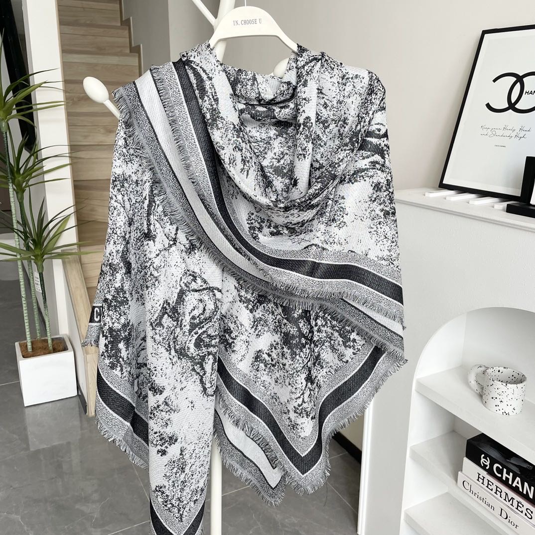 方巾】Dior披肩❤️经典字母👍搭配丝毛混纺的华美质感，与成衣和配饰系列单品搭配相宜。尺寸：140 x 