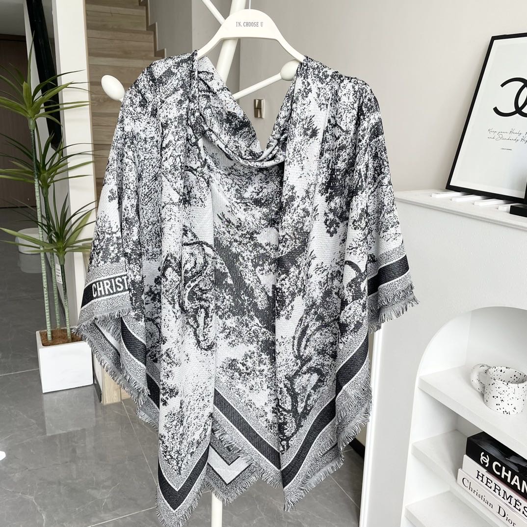 方巾】Dior披肩❤️经典字母👍搭配丝毛混纺的华美质感，与成衣和配饰系列单品搭配相宜。尺寸：140 x 