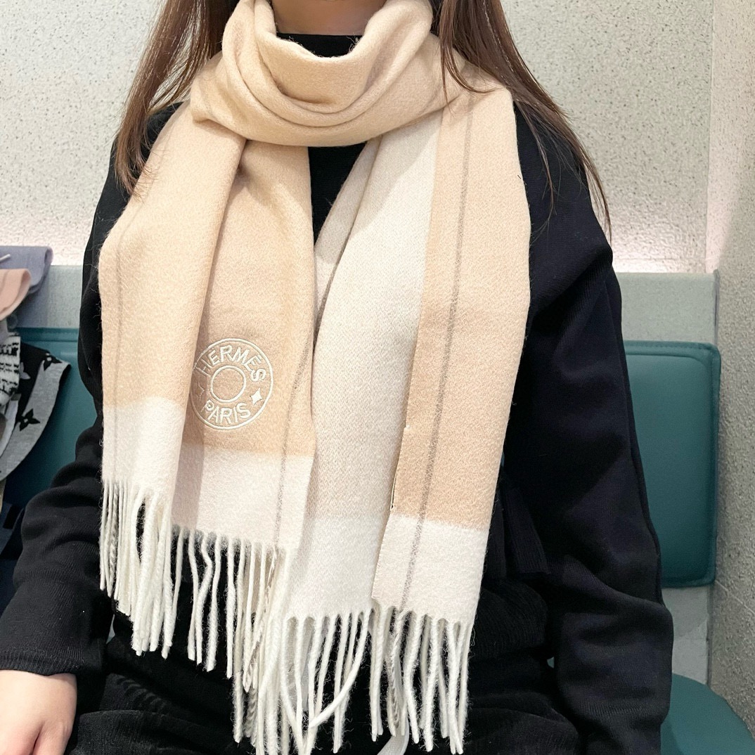 NO:342154,New 2025 Hermes men's and women's scarves are bought and cherished~ They are all export orders, so it is difficult to find something that is exquisite and beautiful. You must collect this H-home women's scarf. The style is very feminine and the charm is very Classical in the men's and women's styles. The classic and large-scale material uses customer-supplied cashmere, which is very delicate and soft, very beautiful. The upper body effect is invincible, beautiful, elegant and simple, super beautiful color scheme, any boy and girl will like, the small logo is very exquisitely embellished with texture and not ostentatious~~ It is very suitable to match with formal wear or casual wear~ It is completely OK to fold or circle around, gentlemanly and stylishly ~ with warm demeanor. Material cashmere, size 32x200 high-version scarf, high-version scarf, hermes19860909上新2025爱马仕男女款围巾且买且珍惜~都是出口订单所以比较难遇东西讲究少而精好看的一定要收这款H家女士围巾,款式很有女性魅力是男女款里非常Classical的设计,经典大方面料采用的是客供的羊绒细腻柔软度都非常的好,非常漂亮.上身效果无敌好看大气简约,超级好看的配色,任何男生女生都会喜欢的款吧小小Logo非常精致的点缀有质感不张扬~~搭配正装或者搭配休闲装都很合适~对折挂围或者绕圈围都完全可以,绅士有型~有温度的风度.材质羊绒,尺寸32x200高版本围巾,高版本围巾,hermes,scarf