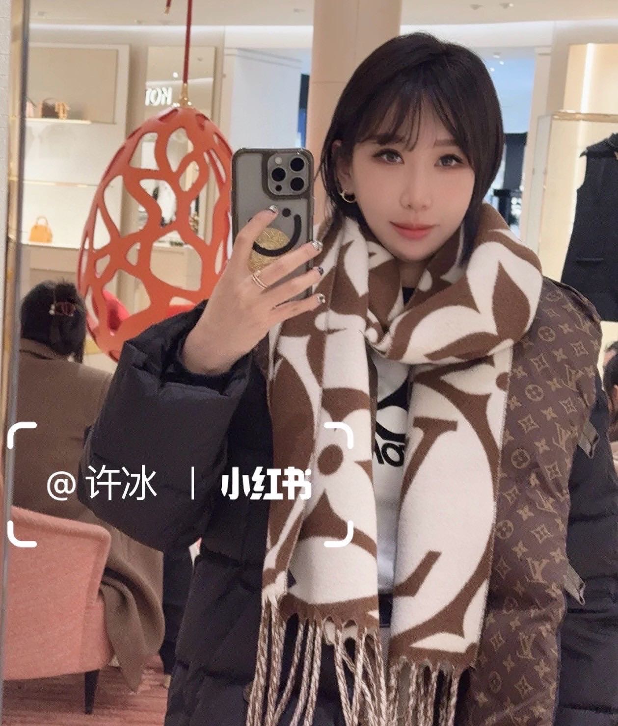 Louis Vuitton 今年热度最高的嫩粉拼白围巾本款LVEssential围巾聚焦大元素 以Monogram图案和路易威登标识宣示品牌底蕴