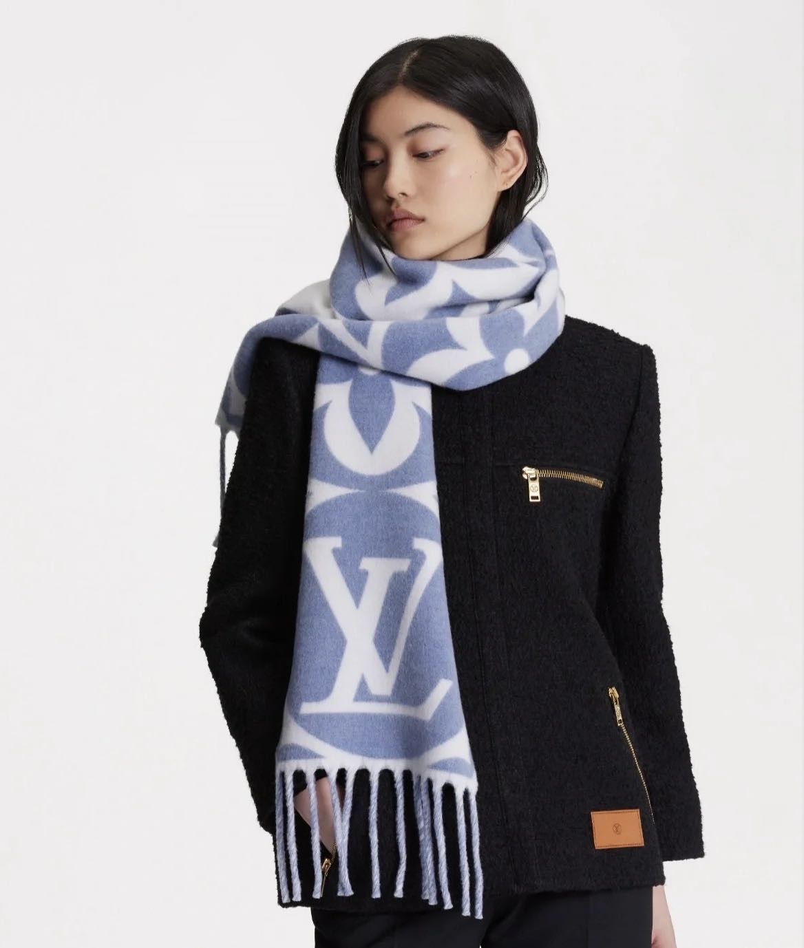Louis Vuitton 今年热度最高的嫩粉拼白围巾本款LVEssential围巾聚焦大元素 以Monogram图案和路易威登标识宣示品牌底蕴