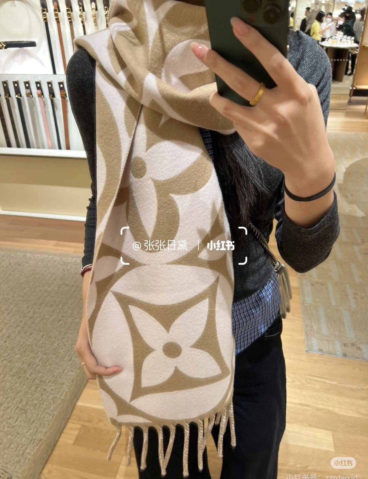 Louis Vuitton 今年热度最高的嫩粉拼白围巾本款LVEssential围巾聚焦大元素 以Monogram图案和路易威登标识宣示品牌底蕴