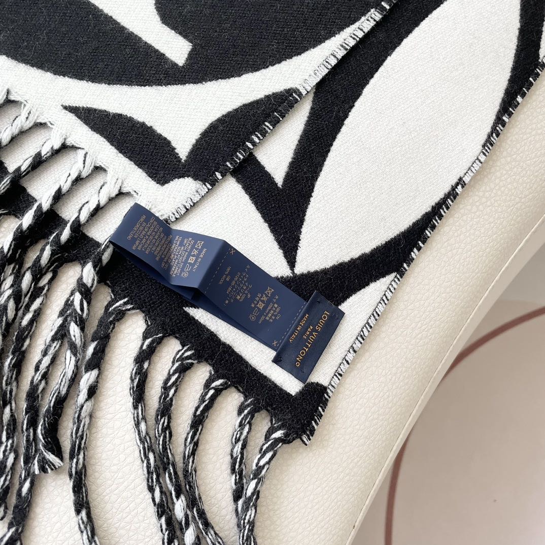 Louis Vuitton 今年热度最高的嫩粉拼白围巾本款LVEssential围巾聚焦大元素 以Monogram图案和路易威登标识宣示品牌底蕴
