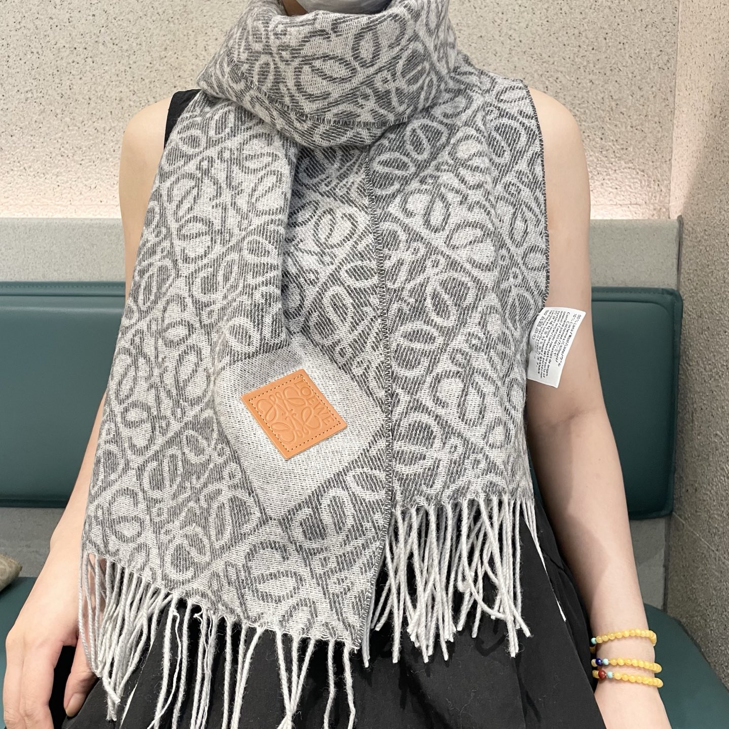 NO:342177,The new top-level original neutral Loewe [LW striped long scarf] is very lucky to get the things from this brand. It is really rare. It rarely makes orders in China. There are really few styles. Poor Loewe is the top luxury brand in Spain. It adheres to tradition, skills, enthusiasm, and exudes a unique Spanish aristocratic atmosphere! This model is a custom window model for Barcelona counters! The overall composition is the most classic LOGO style design of their brand. Specifications are 32x180, high-end cashmere scarf, high-end scarf, loewe19860909新款顶级原单中性款罗意威【LW条纹长巾】很幸運拿到這個品牌的東西,真的不多見,很少在國內做訂單,款式真的少的可怜羅意威作為西班牙的頂尖奢侈品牌,秉承傳統,技藝,熱誠,散髮獨特的西班牙貴族氣息！本款為巴塞羅納專櫃的櫥窗定制款！整体构图为他们品牌最经典的LOGO风格设计.规格32x180,材质羊绒高版本围巾,高版本围巾,loewe,scarf