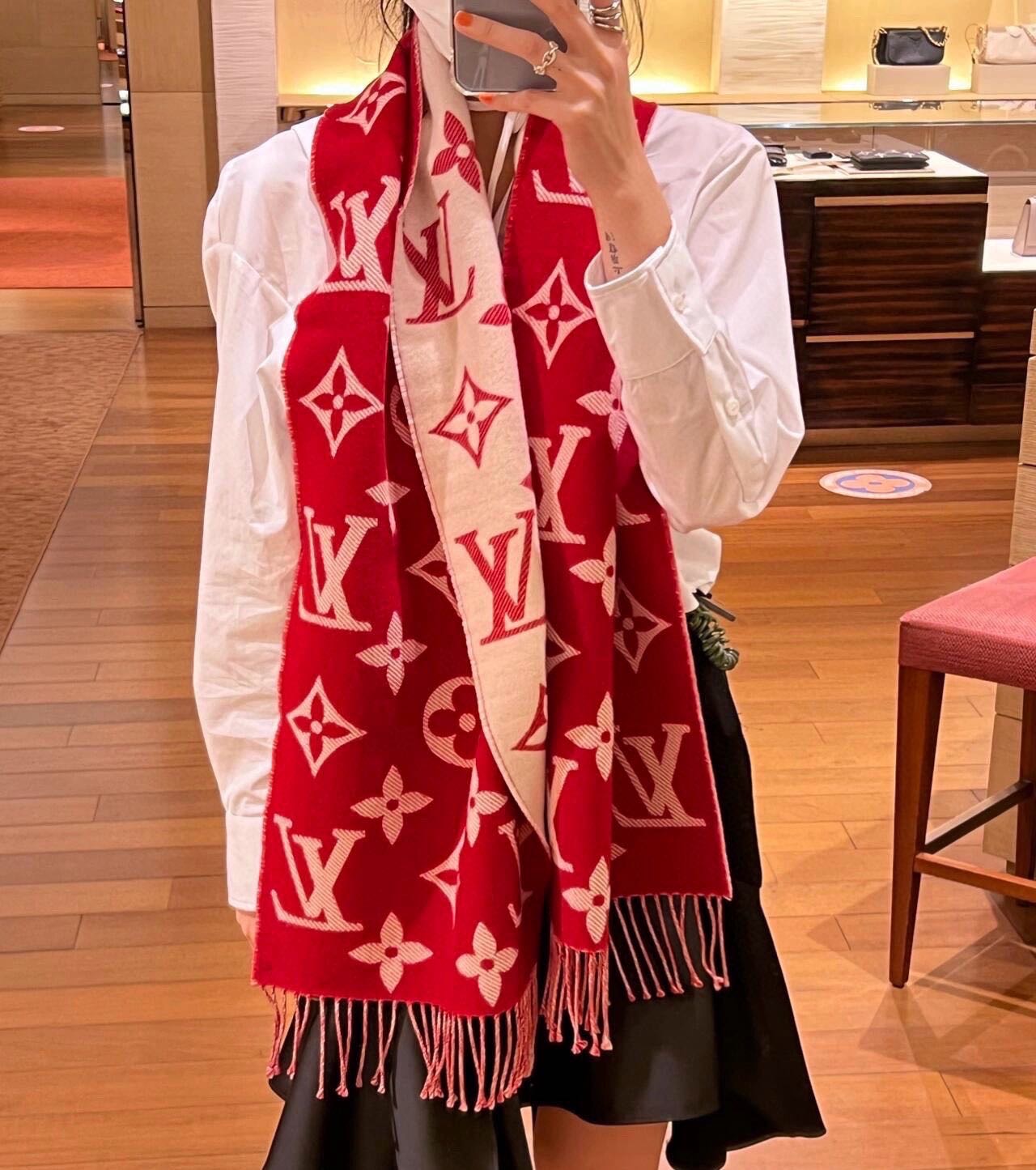 Louis Vuitton 终于 啦 今年热度最高的嫩粉拼白围巾本款LVEssential围巾聚焦大元素