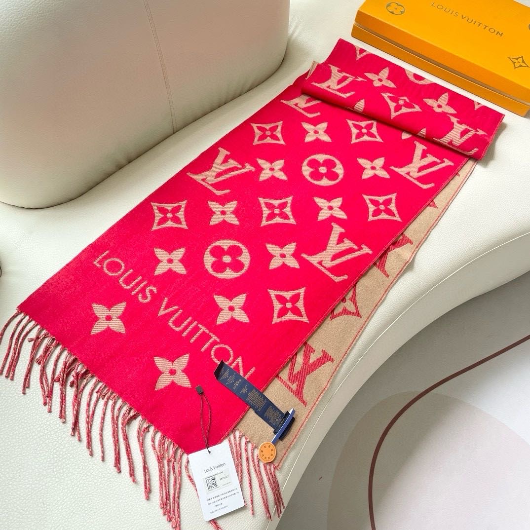 Louis Vuitton 终于 啦 今年热度最高的嫩粉拼白围巾本款LVEssential围巾聚焦大元素