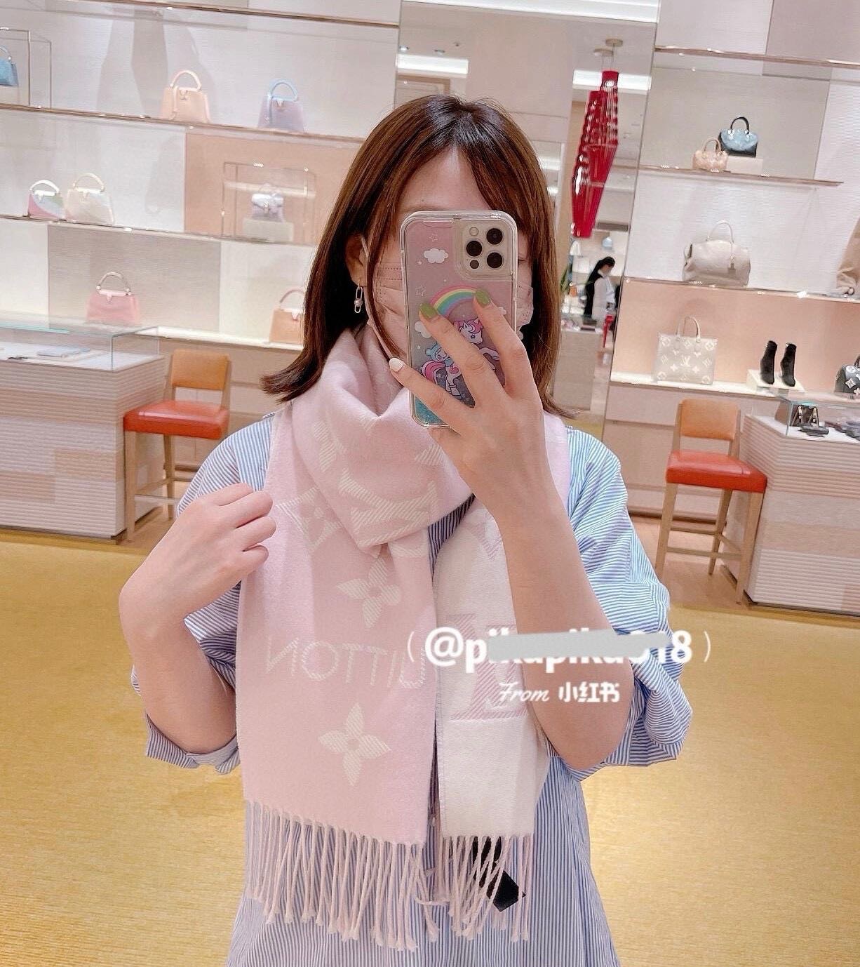 NO:342162,Finally shipped, this year's most popular pink white scarf This LVEsential scarf focuses on large elements, and declares the brand heritage with Monogram patterns and Louis Vuitton logos. It is paired with soft tassel trim to create a leisurely choice other than Reykjavik scarf. 186x34 cm (length x height) wool tassel trim Monogram pattern high-version scarf, high-version scarf, louis vuitton, louis vuitton19860909终于出货啦,今年热度最高的嫩粉拼白围巾本款LVEssential围巾聚焦大元素,以Monogram图案和路易威登标识宣示品牌底蕴,搭配柔美流苏饰边,成就Reykjavik围巾之外的闲适之选.186x34厘米(长度x高) 羊毛流苏饰边 Monogram图案高版本围巾,高版本围巾,louis vuitton,louis vuitton,scarf