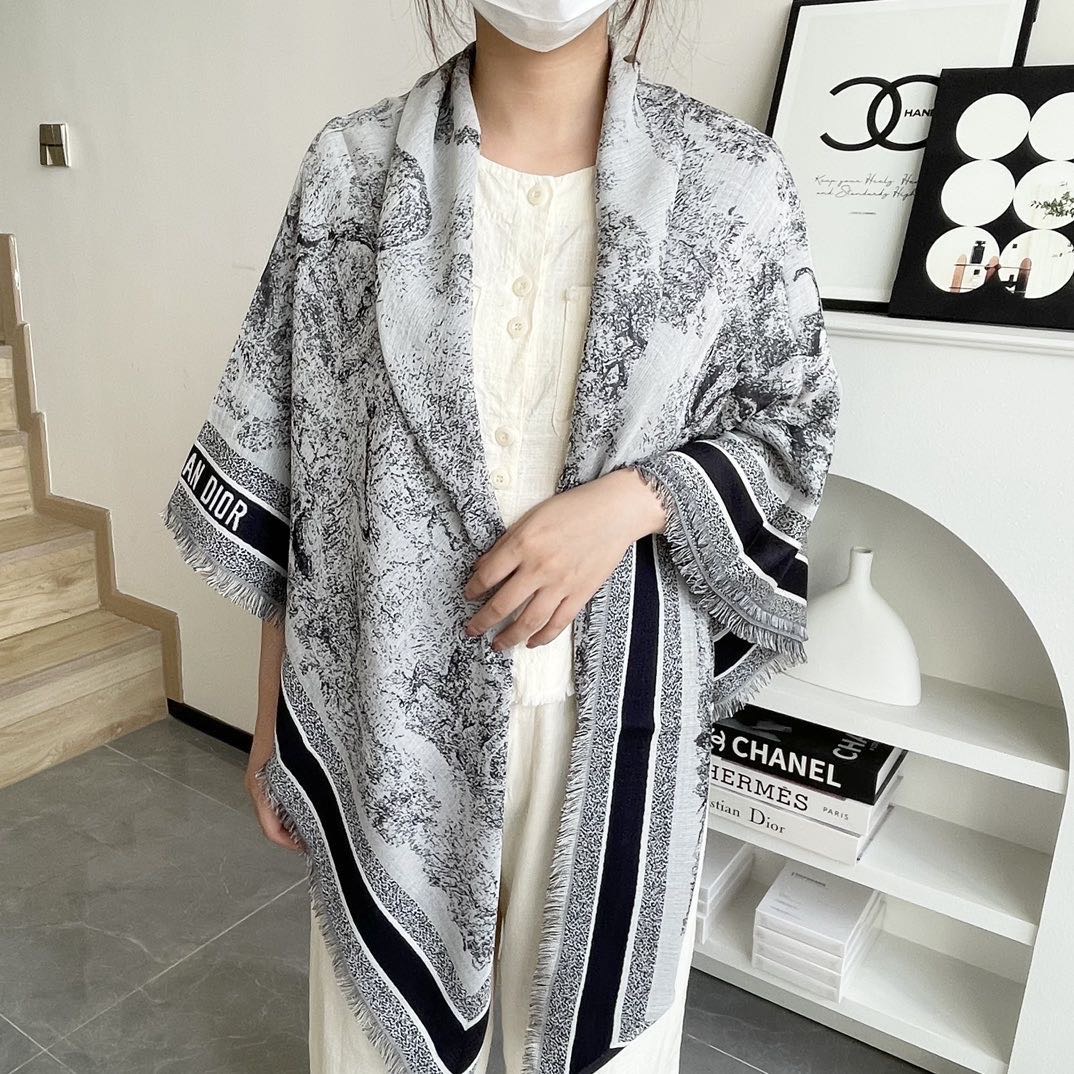 高版本 方巾D家披肩❤️经典动物图案👍搭配丝毛混纺的华美质感，与成衣和配饰系列单品搭配相宜。尺寸：140