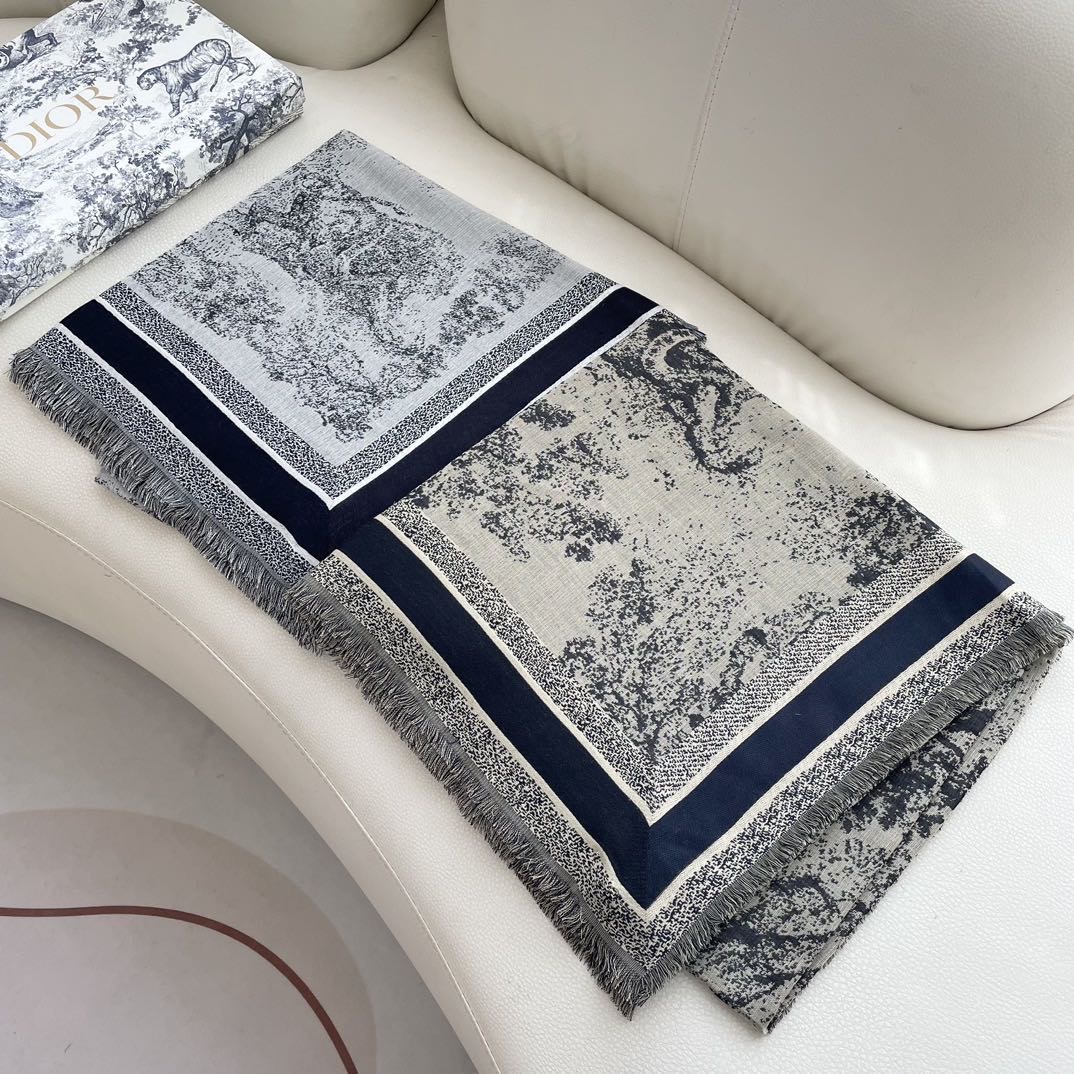 高版本 方巾D家披肩❤️经典动物图案👍搭配丝毛混纺的华美质感，与成衣和配饰系列单品搭配相宜。尺寸：140