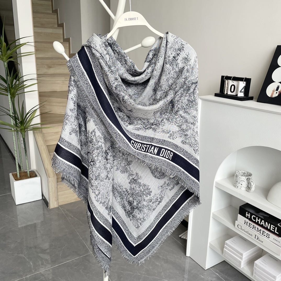 高版本 方巾D家披肩❤️经典动物图案👍搭配丝毛混纺的华美质感，与成衣和配饰系列单品搭配相宜。尺寸：140