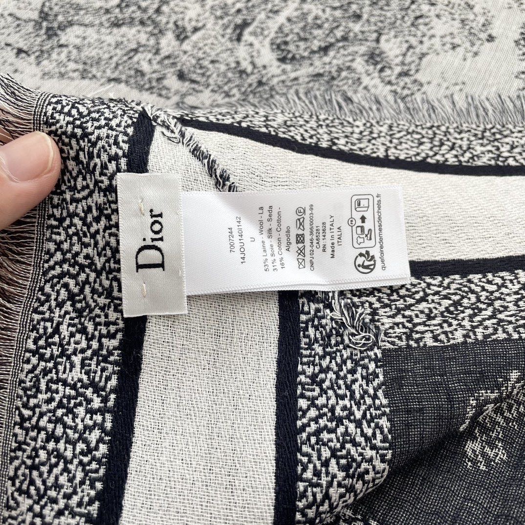 高版本 方巾D家披肩❤️经典动物图案👍搭配丝毛混纺的华美质感，与成衣和配饰系列单品搭配相宜。尺寸：140