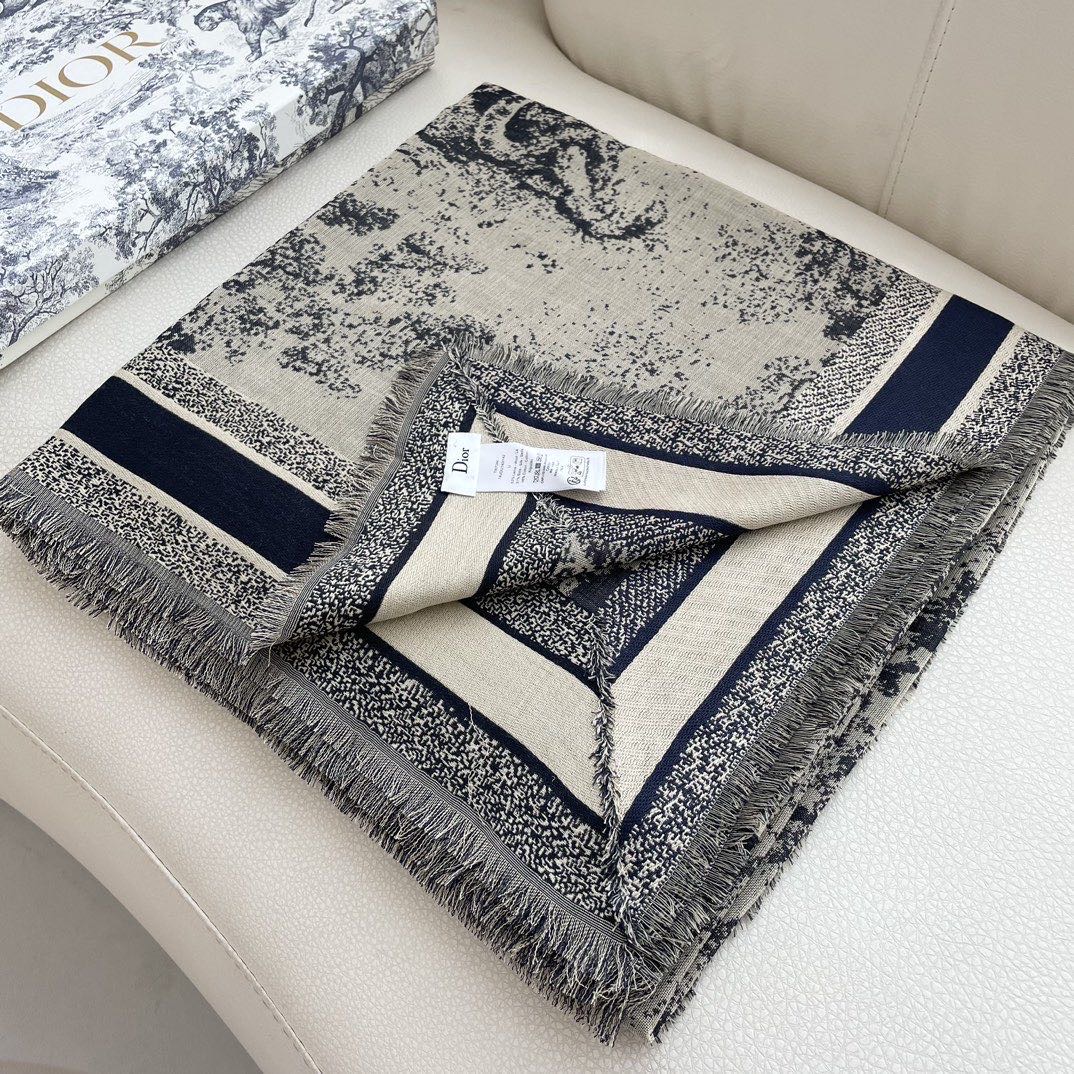 高版本 方巾D家披肩❤️经典动物图案👍搭配丝毛混纺的华美质感，与成衣和配饰系列单品搭配相宜。尺寸：140