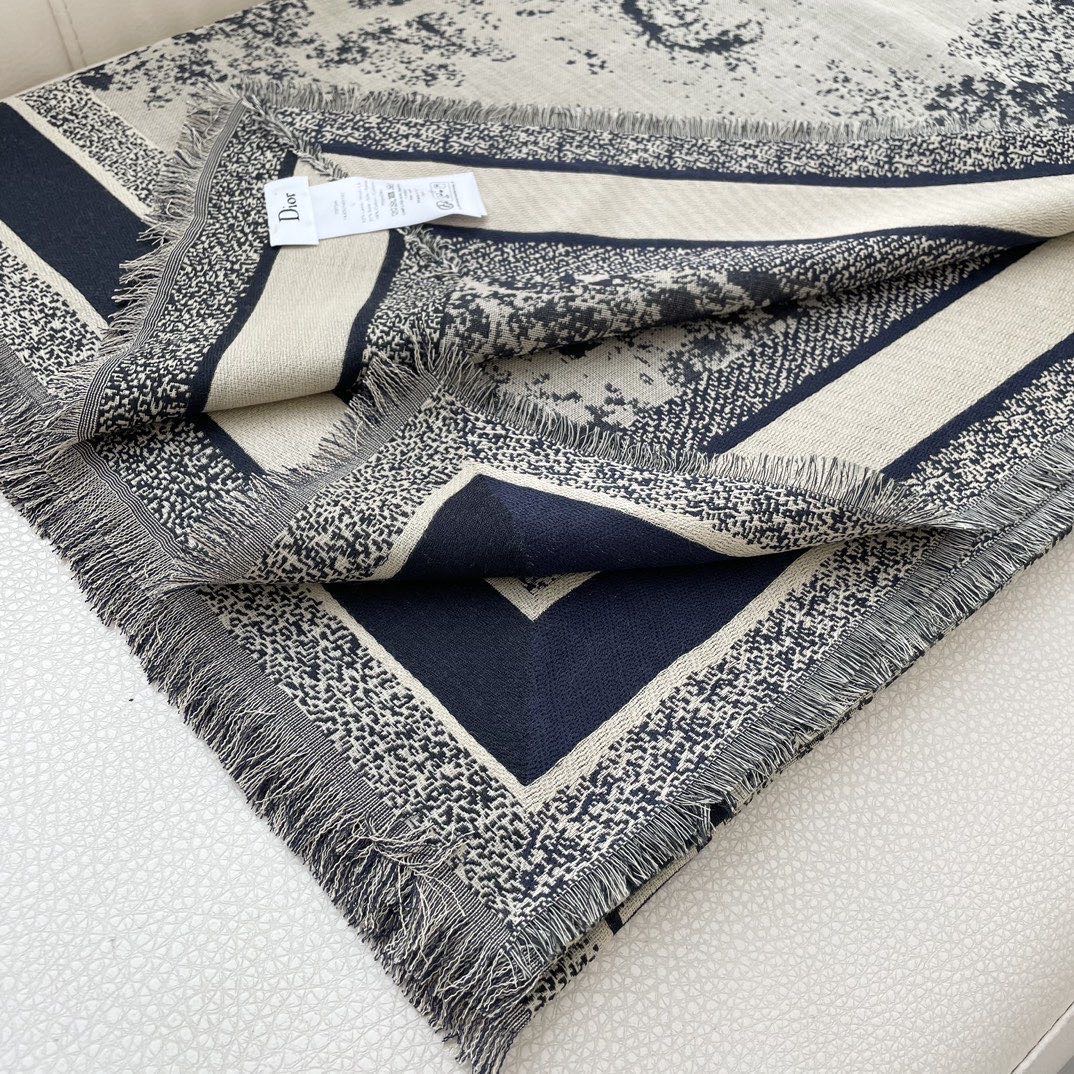 高版本 方巾D家披肩❤️经典动物图案👍搭配丝毛混纺的华美质感，与成衣和配饰系列单品搭配相宜。尺寸：140