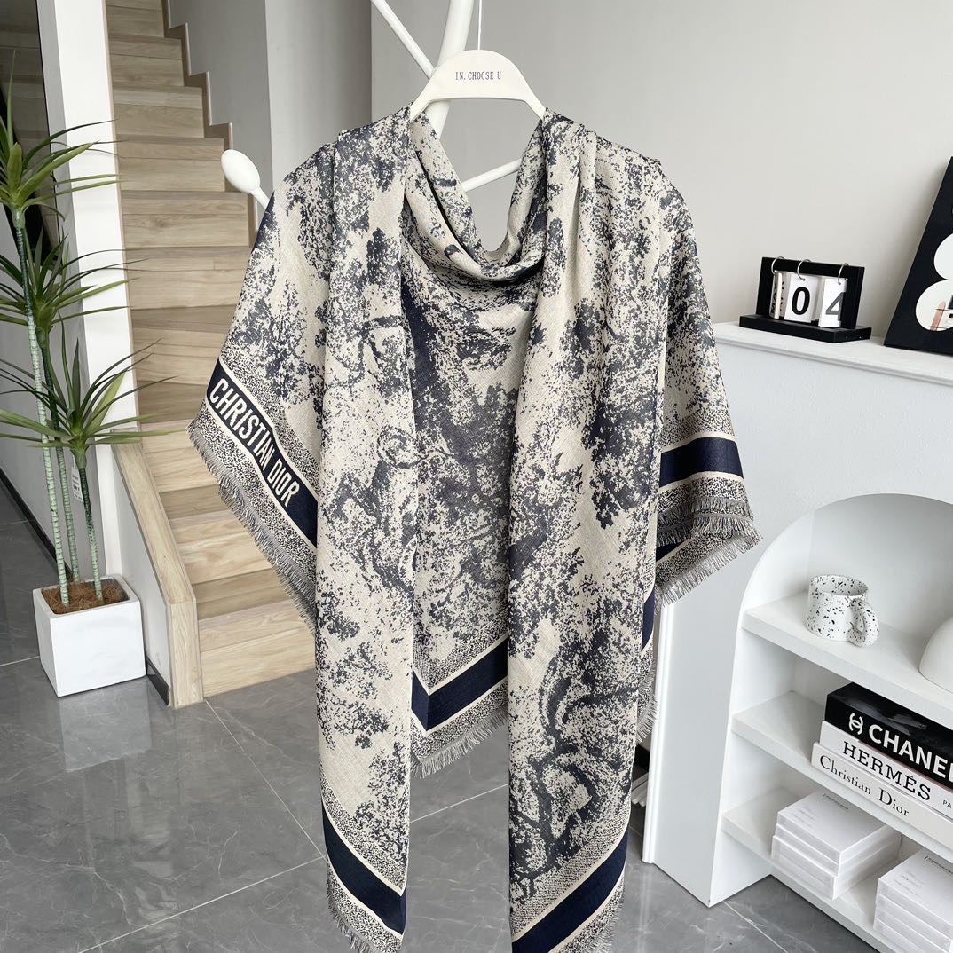 高版本 方巾D家披肩❤️经典动物图案👍搭配丝毛混纺的华美质感，与成衣和配饰系列单品搭配相宜。尺寸：140