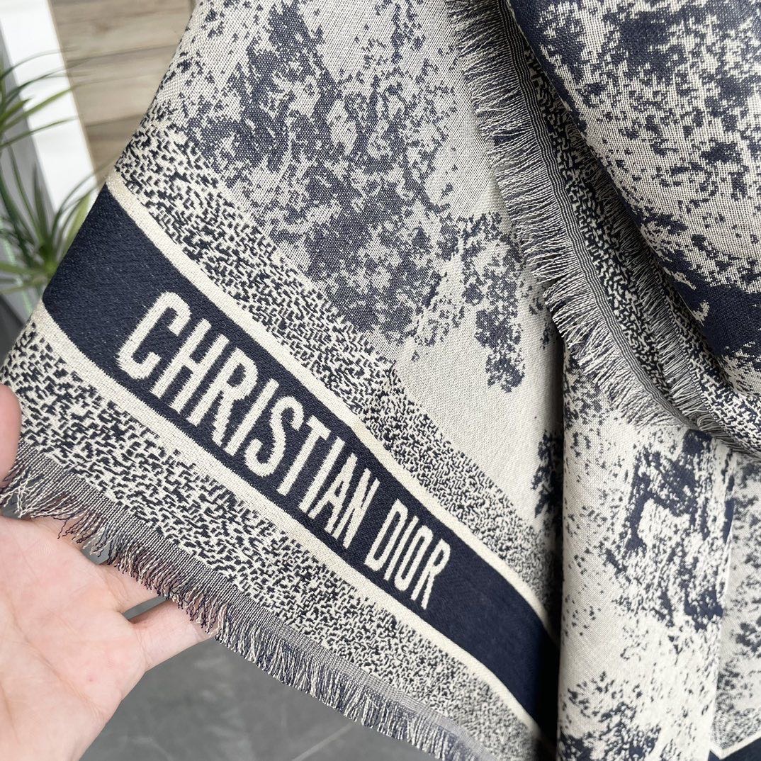 高版本 方巾D家披肩❤️经典动物图案👍搭配丝毛混纺的华美质感，与成衣和配饰系列单品搭配相宜。尺寸：140