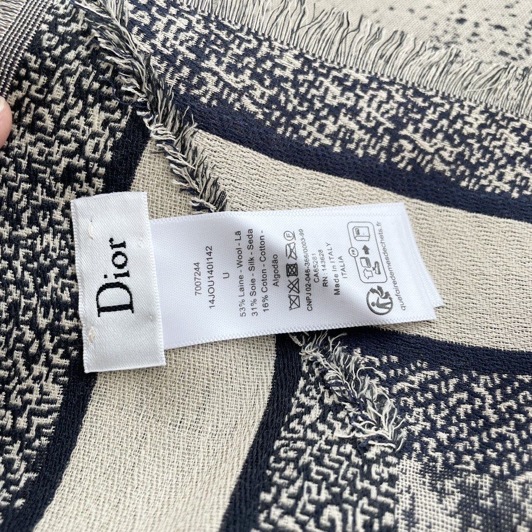 高版本 方巾D家披肩❤️经典动物图案👍搭配丝毛混纺的华美质感，与成衣和配饰系列单品搭配相宜。尺寸：140