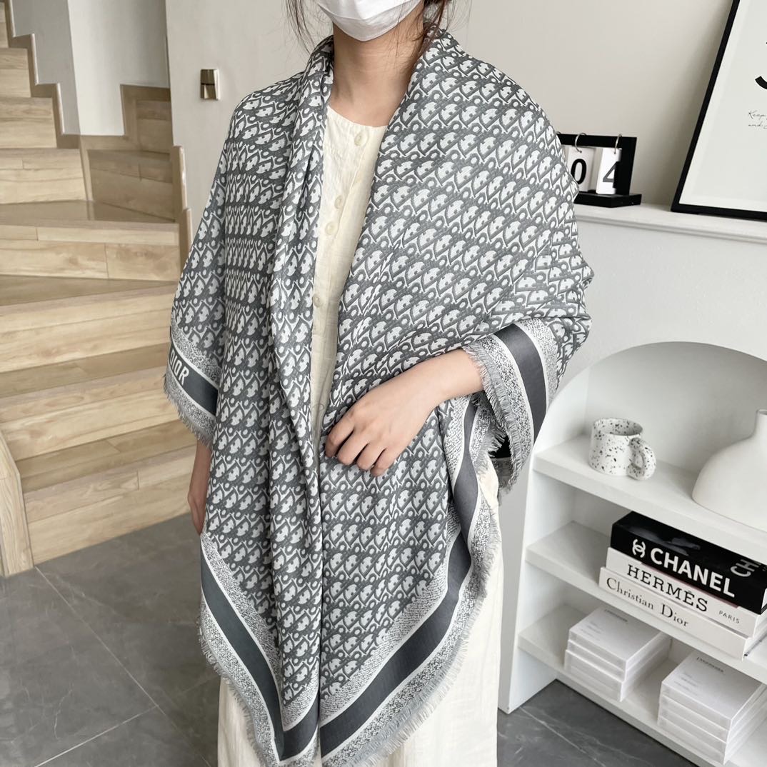 高版本 方巾】Dior披肩❤️经典字母👍搭配丝毛混纺的华美质感，与成衣和配饰系列单品搭配相宜。尺寸：14