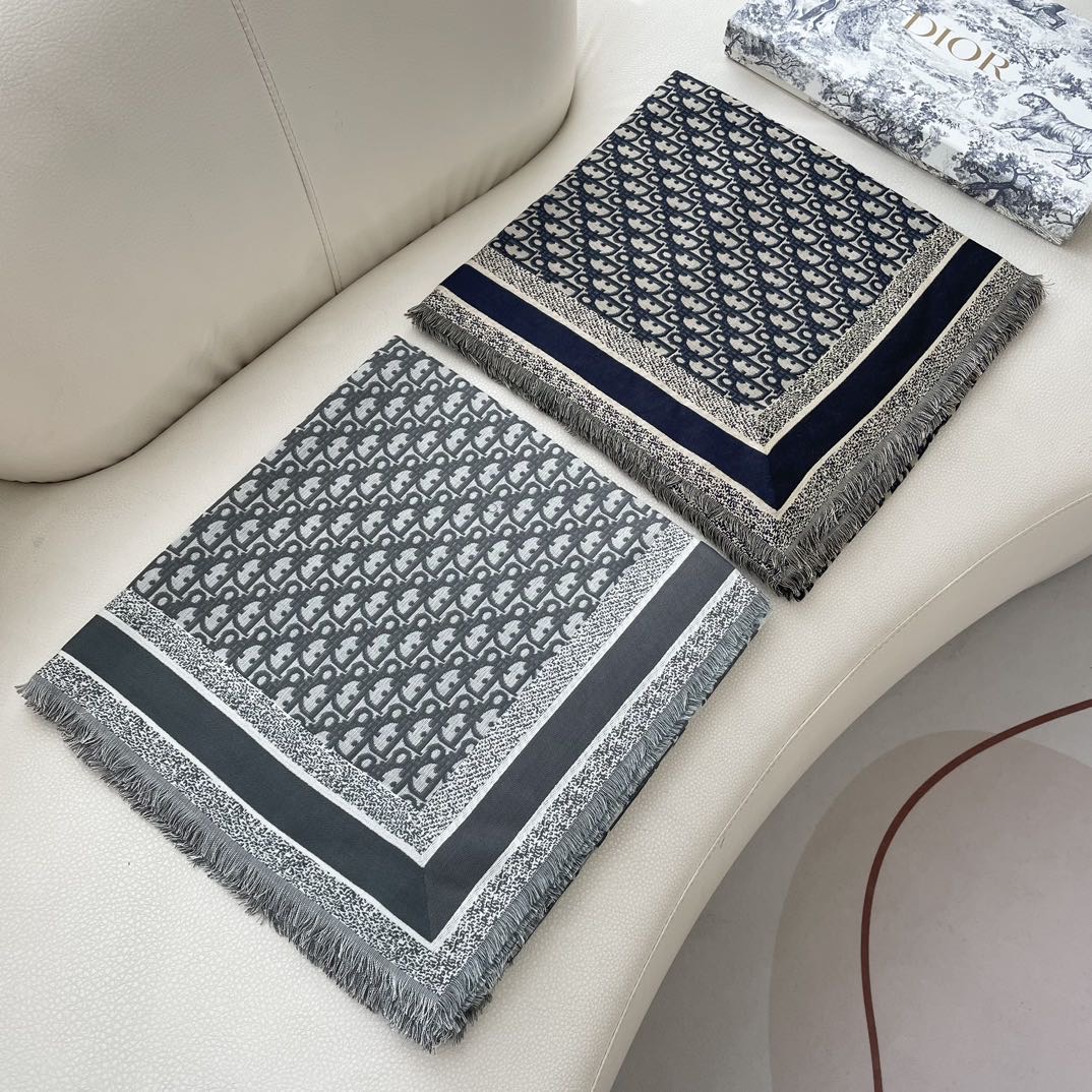 高版本 方巾】Dior披肩❤️经典字母👍搭配丝毛混纺的华美质感，与成衣和配饰系列单品搭配相宜。尺寸：14