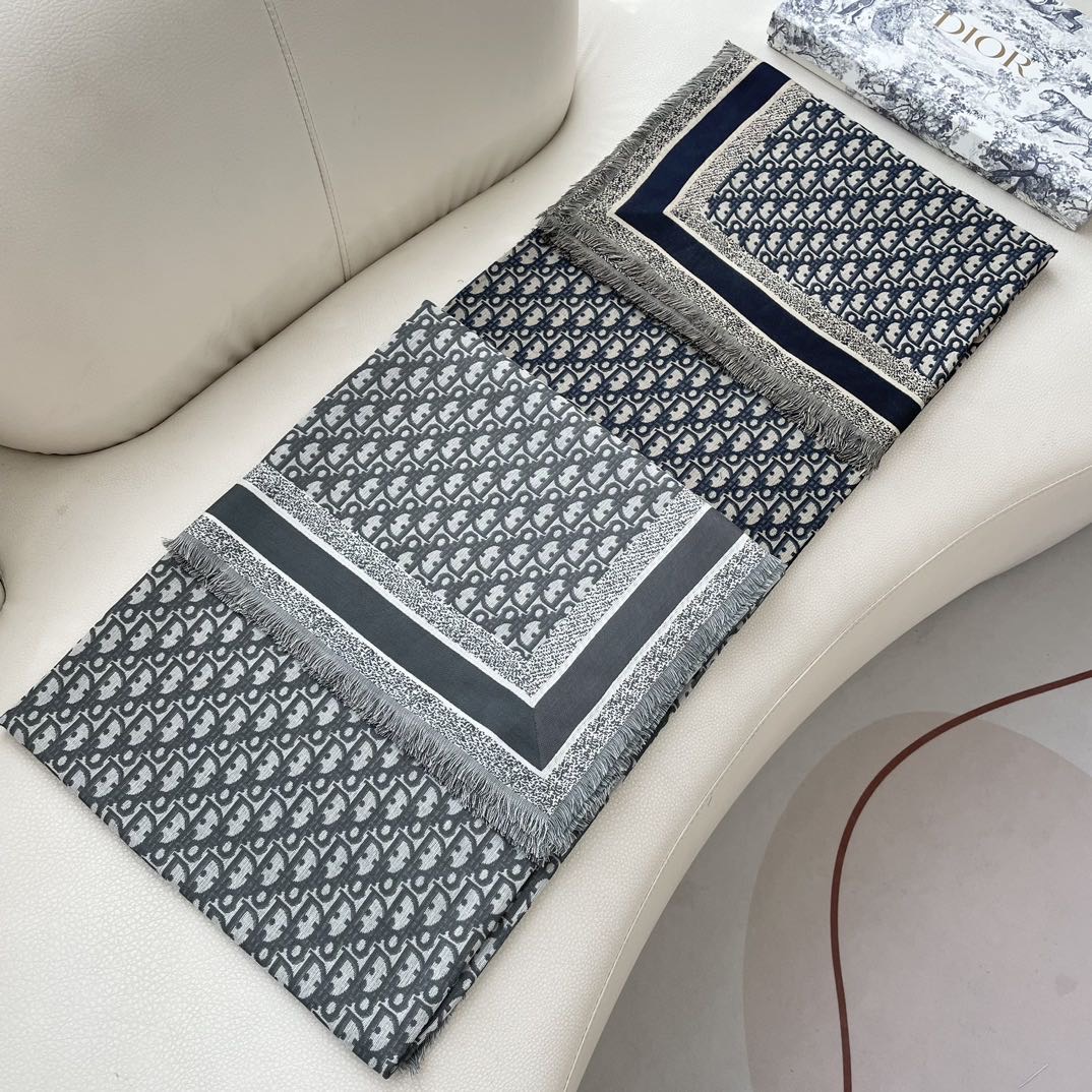 高版本 方巾】Dior披肩❤️经典字母👍搭配丝毛混纺的华美质感，与成衣和配饰系列单品搭配相宜。尺寸：14