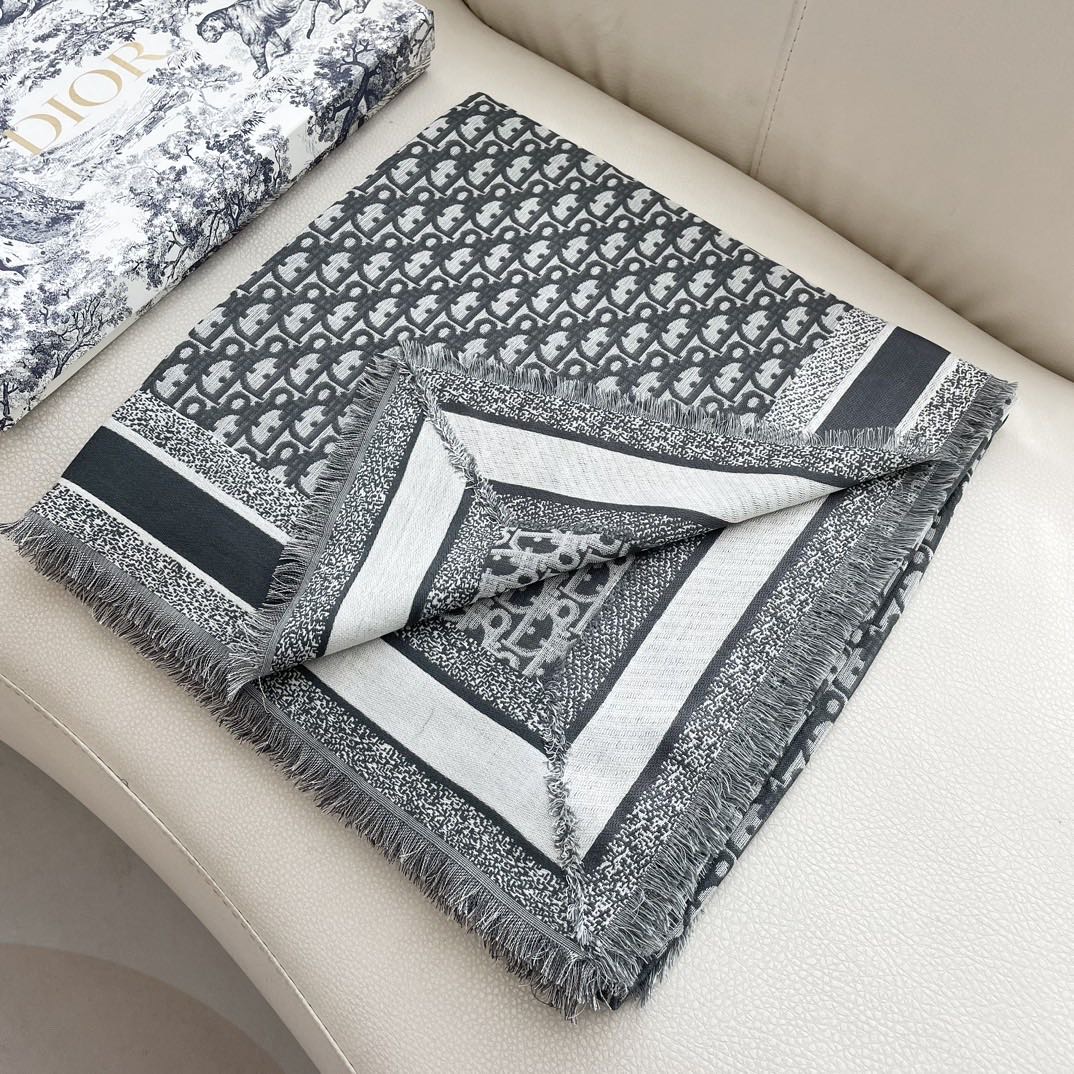 高版本 方巾】Dior披肩❤️经典字母👍搭配丝毛混纺的华美质感，与成衣和配饰系列单品搭配相宜。尺寸：14