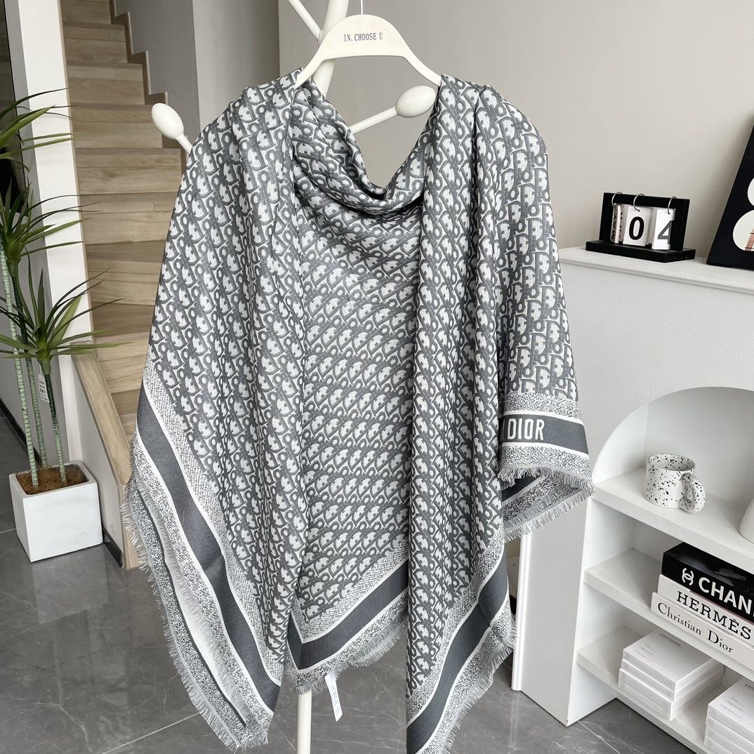 高版本 方巾】Dior披肩❤️经典字母👍搭配丝毛混纺的华美质感，与成衣和配饰系列单品搭配相宜。尺寸：14