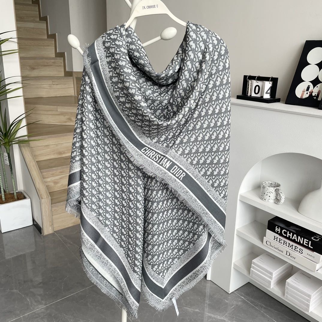 高版本 方巾】Dior披肩❤️经典字母👍搭配丝毛混纺的华美质感，与成衣和配饰系列单品搭配相宜。尺寸：14