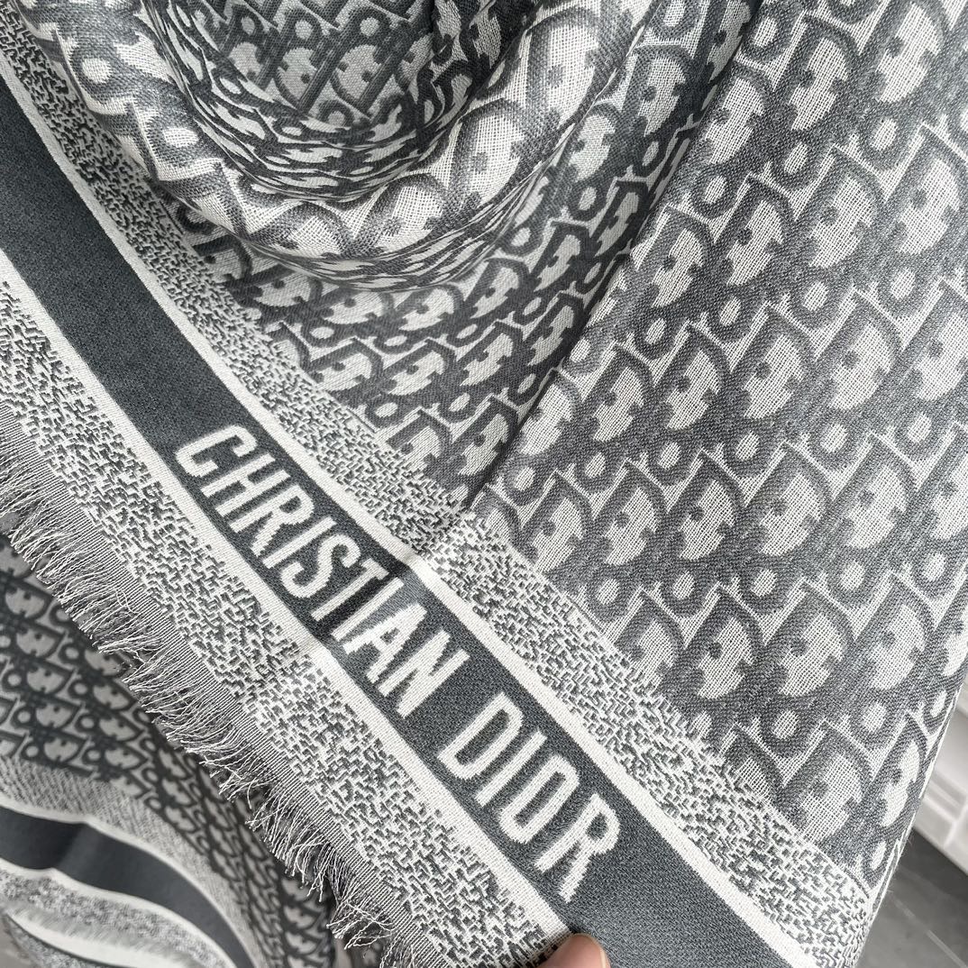 高版本 方巾】Dior披肩❤️经典字母👍搭配丝毛混纺的华美质感，与成衣和配饰系列单品搭配相宜。尺寸：14
