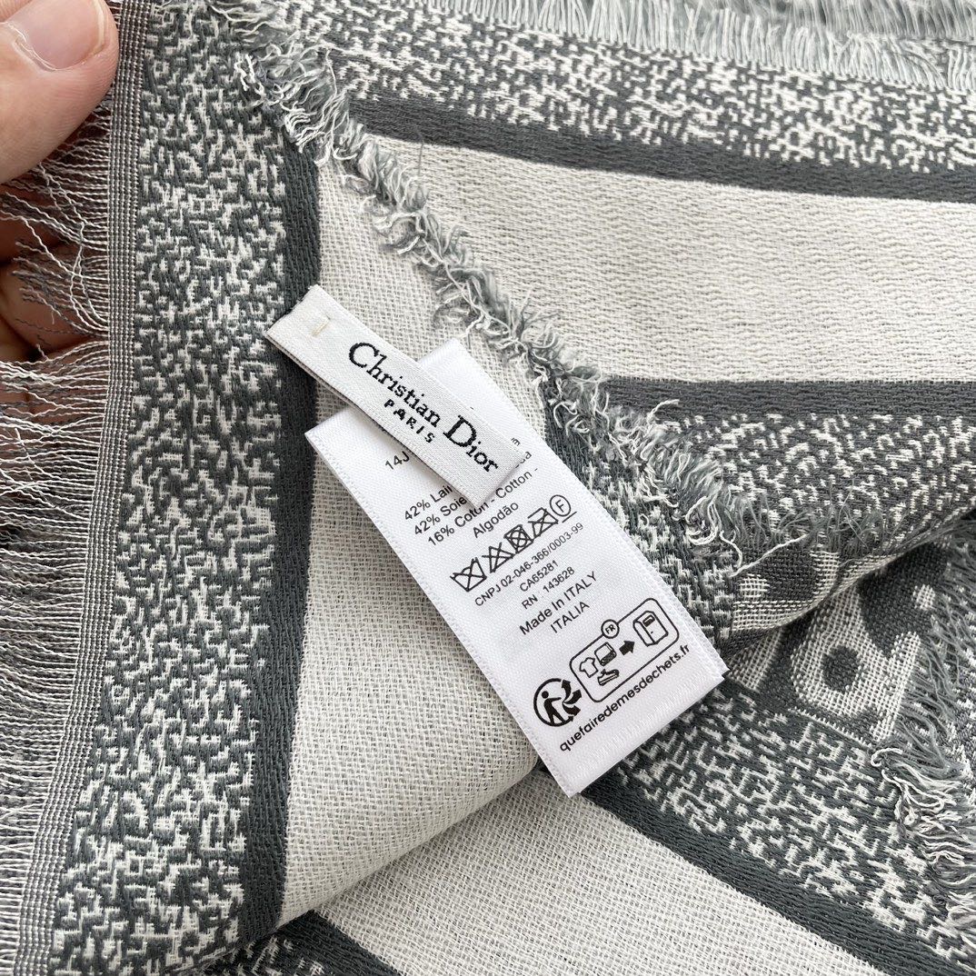 高版本 方巾】Dior披肩❤️经典字母👍搭配丝毛混纺的华美质感，与成衣和配饰系列单品搭配相宜。尺寸：14