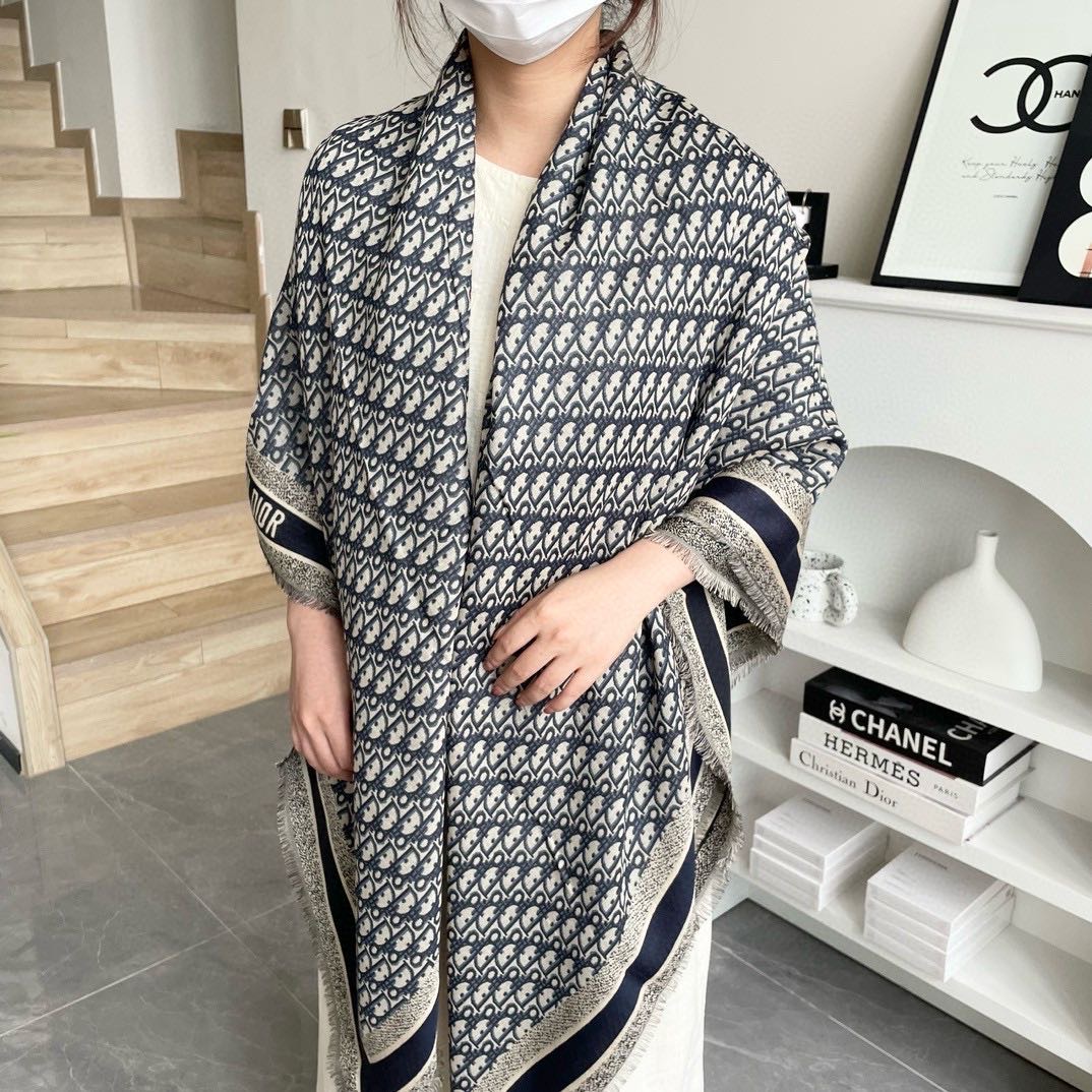 NO:342323,High-version Square Scarf] Dior shawl classic letters with silk-blended gorgeous texture, suitable for ready-to-wear and accessories series. Size 140 x 140cm Fabric 57 wool, 43 silk Dior letter jacquard pattern Full-frame floral high-version scarf, high-version scarf, dior, real silk, shawls19860909高版本 方巾】Dior披肩经典字母搭配丝毛混纺的华美质感,与成衣和配饰系列单品搭配相宜. 尺寸140 x 140cm 面料 57羊毛,43真丝 Dior字母提花织纹 全幅 花卉高版本围巾,高版本围巾,dior,real silk,shawls,scarf