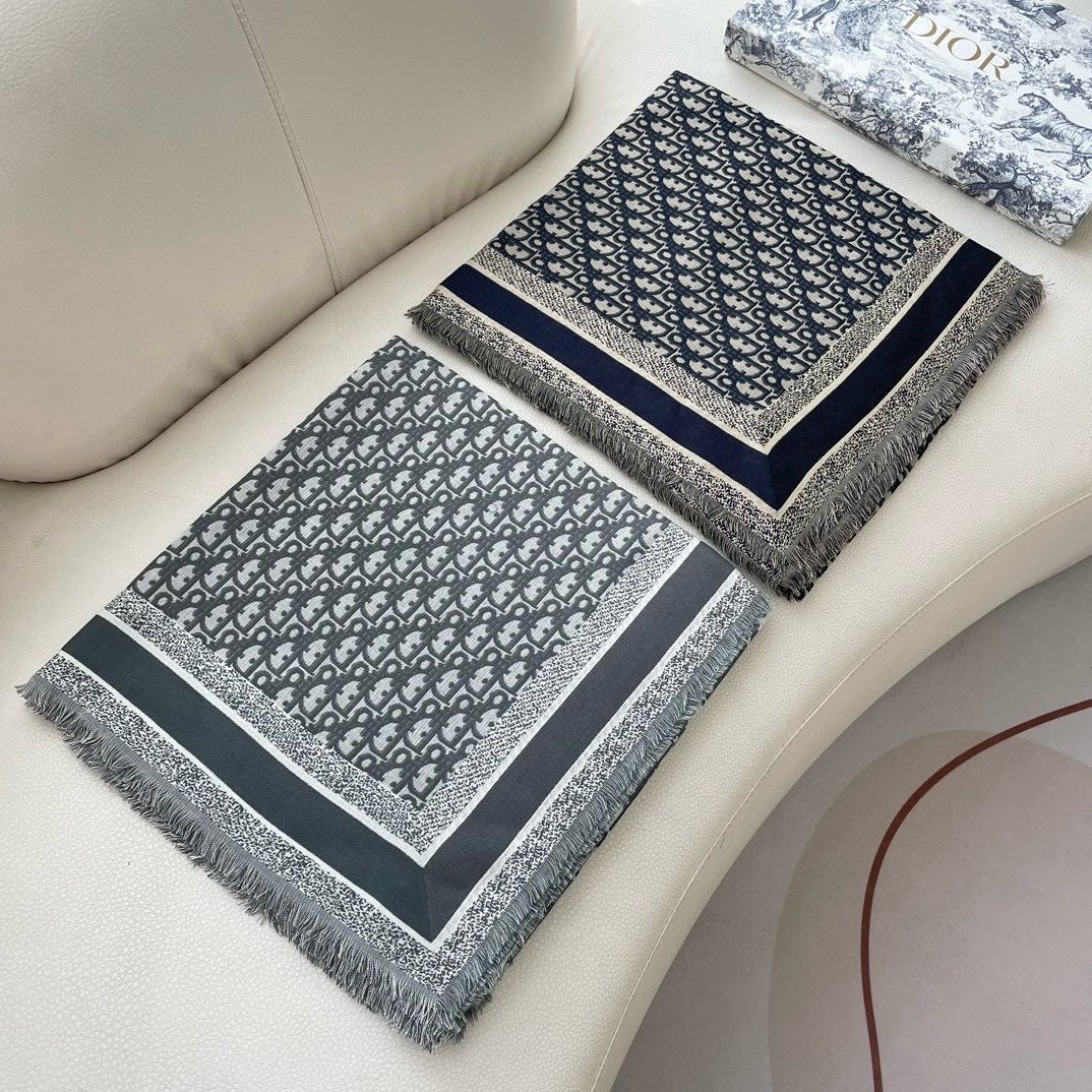 高版本 方巾】Dior披肩❤️经典字母👍搭配丝毛混纺的华美质感，与成衣和配饰系列单品搭配相宜。尺寸：14