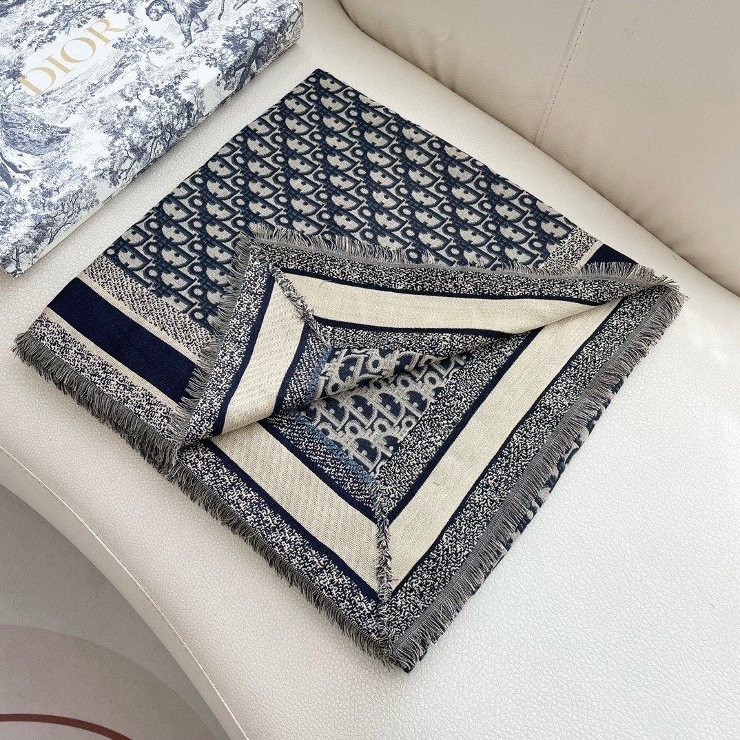 高版本 方巾】Dior披肩❤️经典字母👍搭配丝毛混纺的华美质感，与成衣和配饰系列单品搭配相宜。尺寸：14