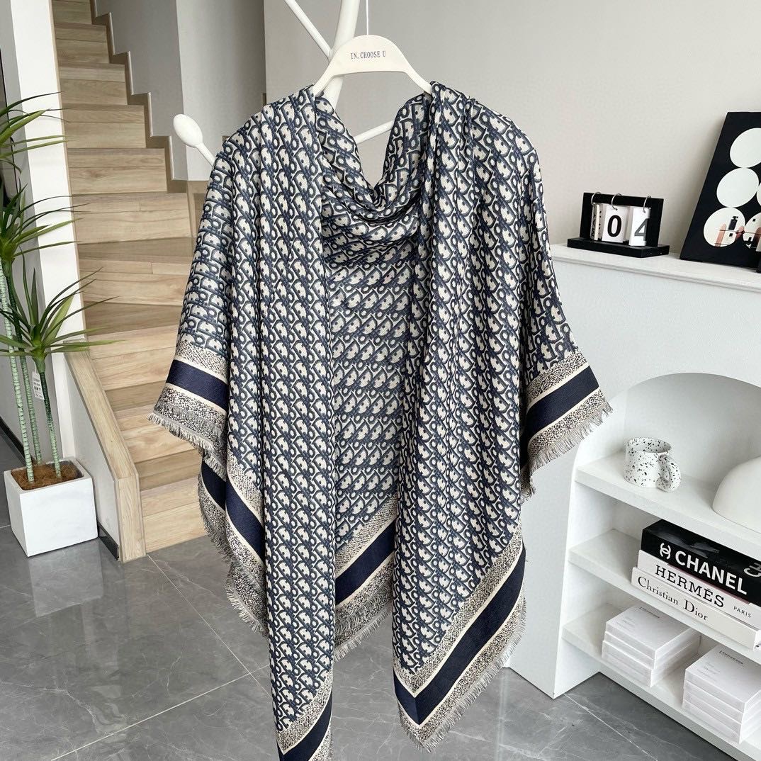 高版本 方巾】Dior披肩❤️经典字母👍搭配丝毛混纺的华美质感，与成衣和配饰系列单品搭配相宜。尺寸：14