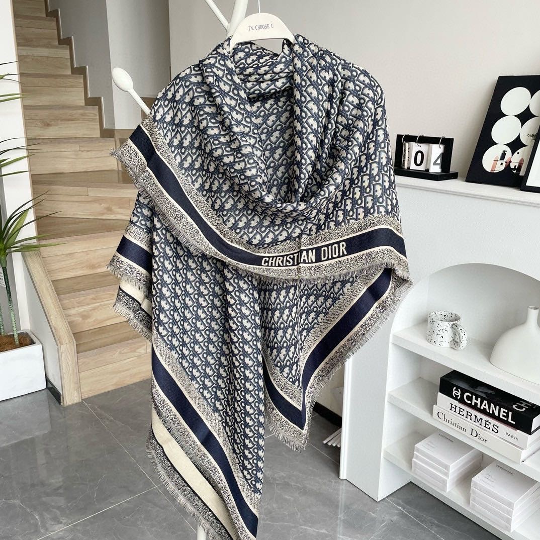 高版本 方巾】Dior披肩❤️经典字母👍搭配丝毛混纺的华美质感，与成衣和配饰系列单品搭配相宜。尺寸：14
