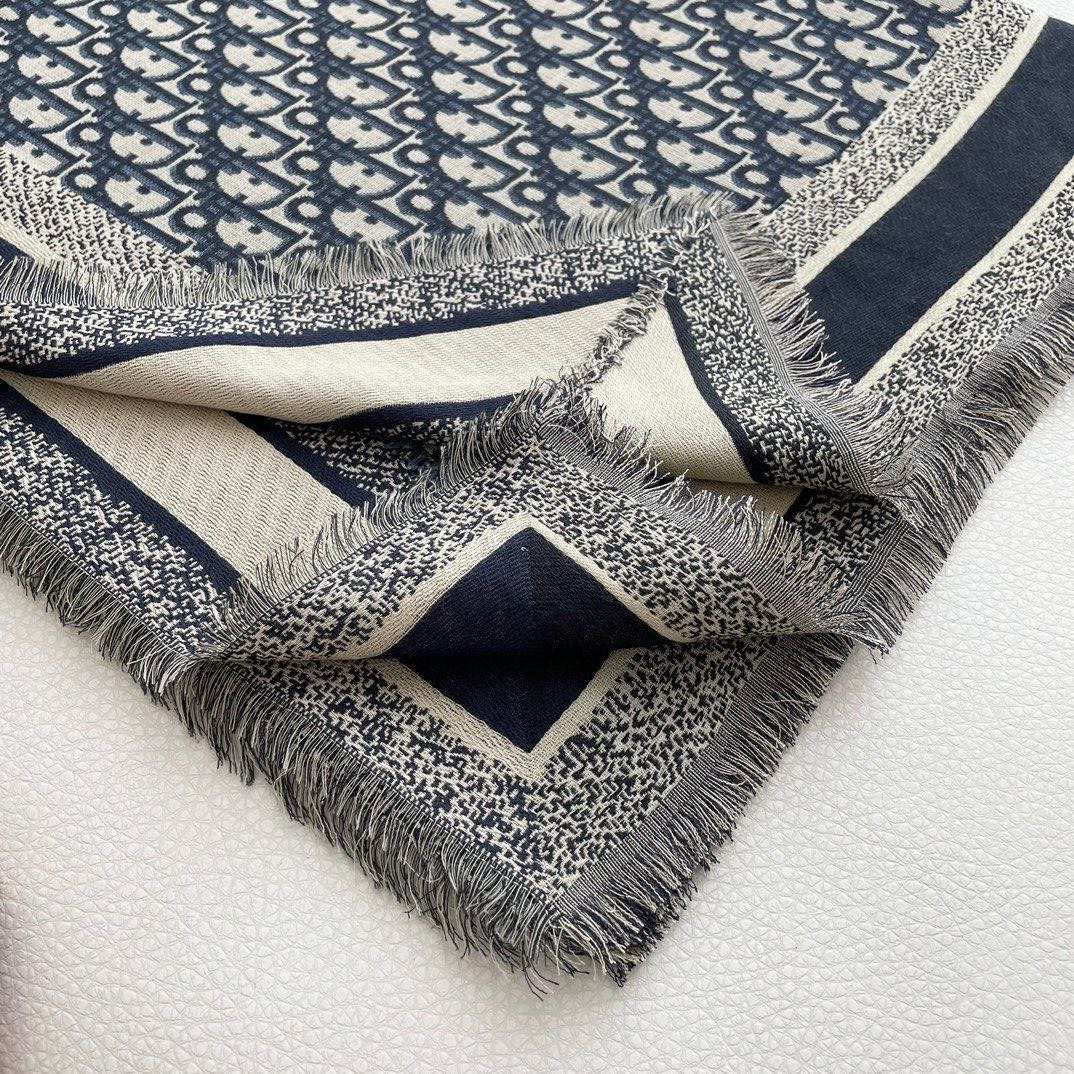 高版本 方巾】Dior披肩❤️经典字母👍搭配丝毛混纺的华美质感，与成衣和配饰系列单品搭配相宜。尺寸：14