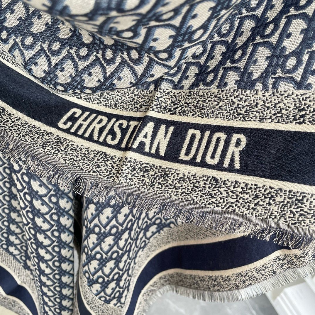 高版本 方巾】Dior披肩❤️经典字母👍搭配丝毛混纺的华美质感，与成衣和配饰系列单品搭配相宜。尺寸：14