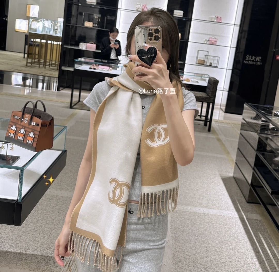 香奈儿新款🗣姑娘们出来炸街啦黑色系色调真的无敌经典了。不是俗气的漂白。就本色调，带点米的高级配色。～百分