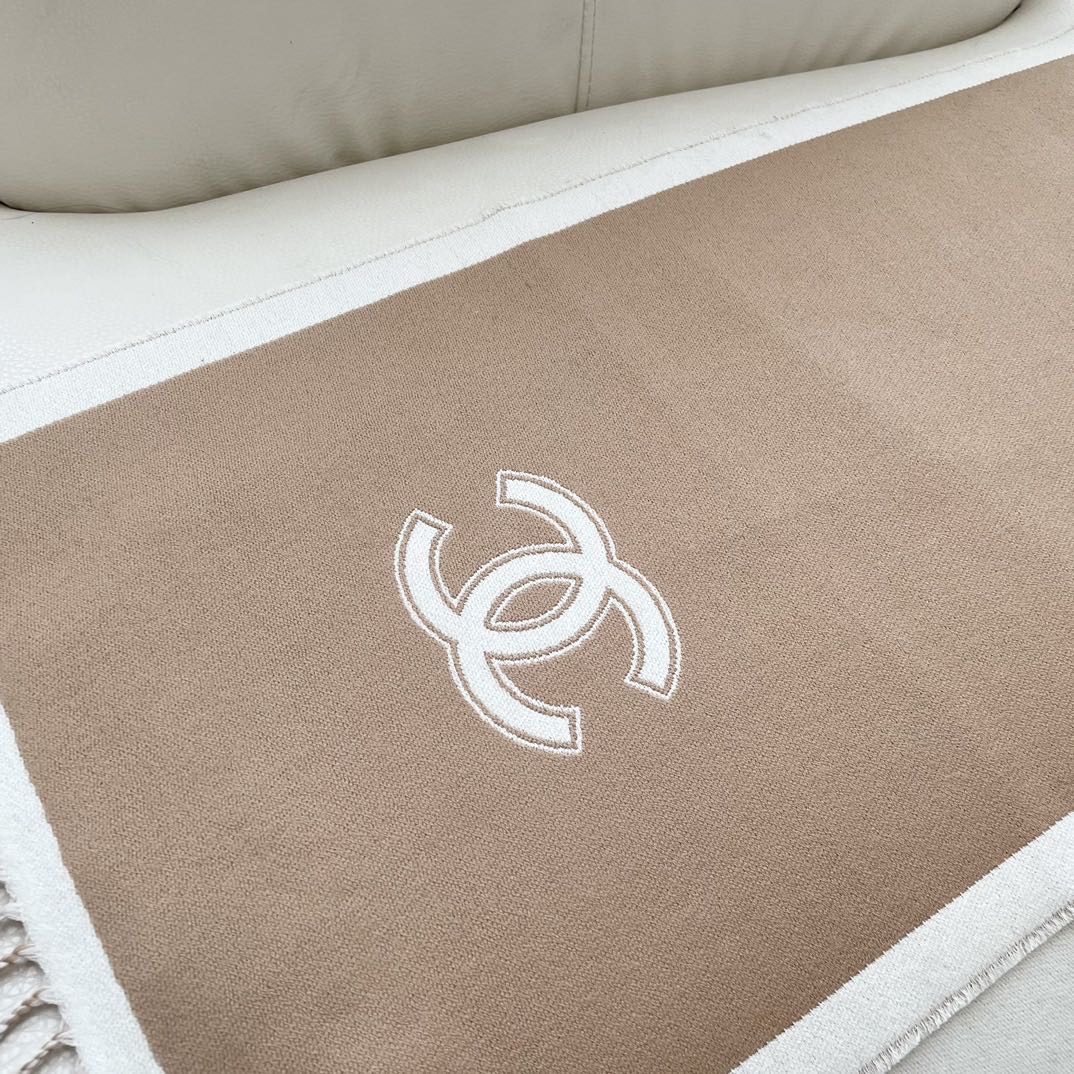 香奈儿新款🗣姑娘们出来炸街啦黑色系色调真的无敌经典了。不是俗气的漂白。就本色调，带点米的高级配色。～百分